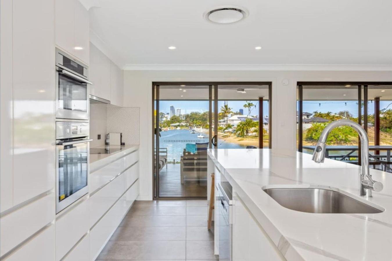Water View Family Getaway - Wifi, Pool, Bbq *