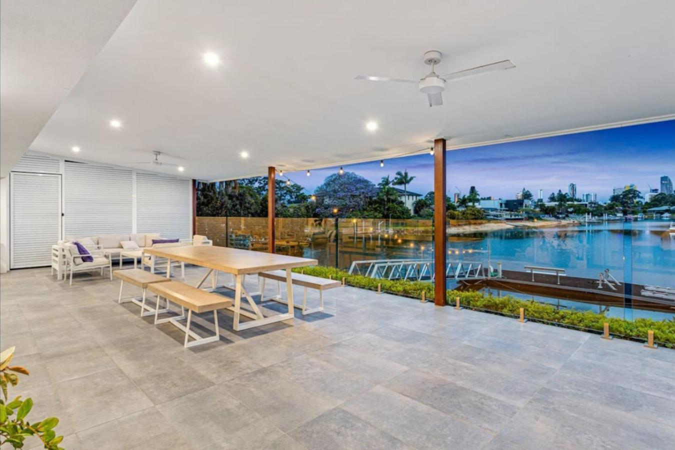 Water View Family Getaway - Wifi, Pool, Bbq Holiday home *