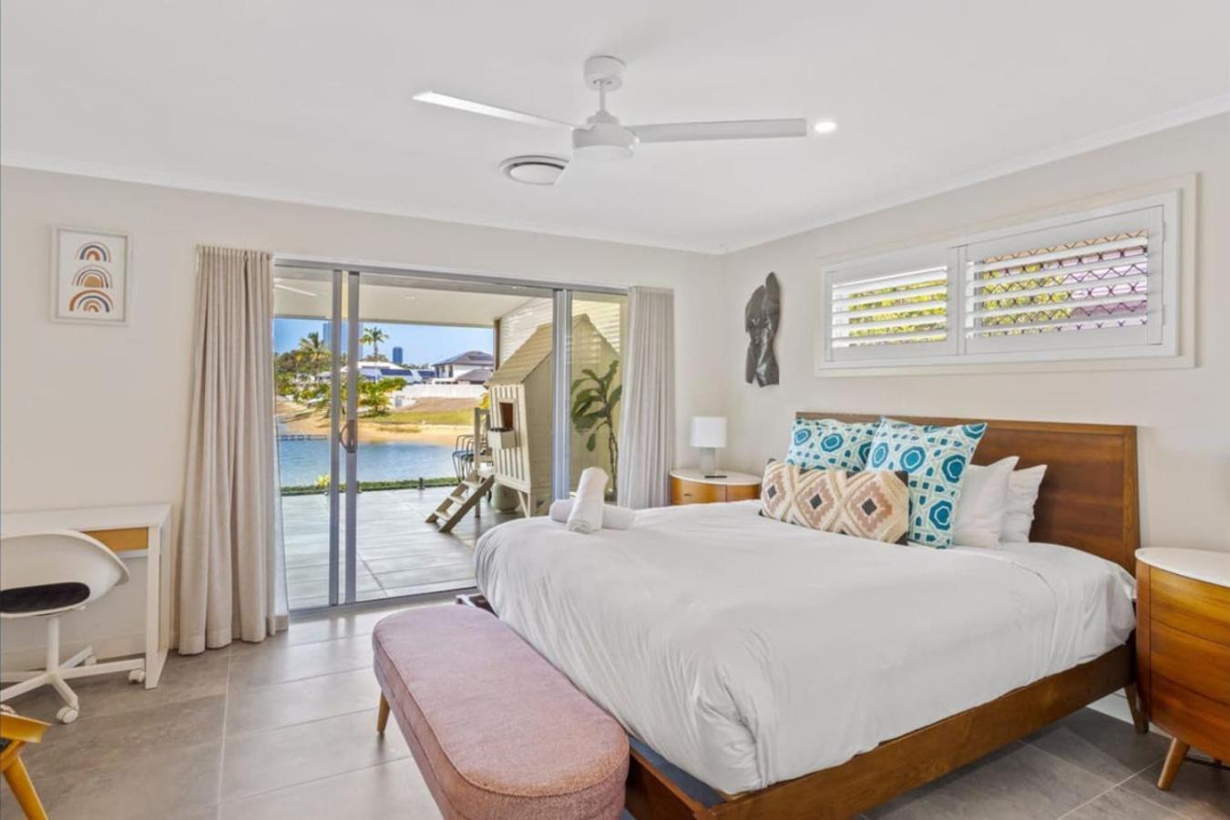 Water View Family Getaway - Wifi, Pool, Bbq *
