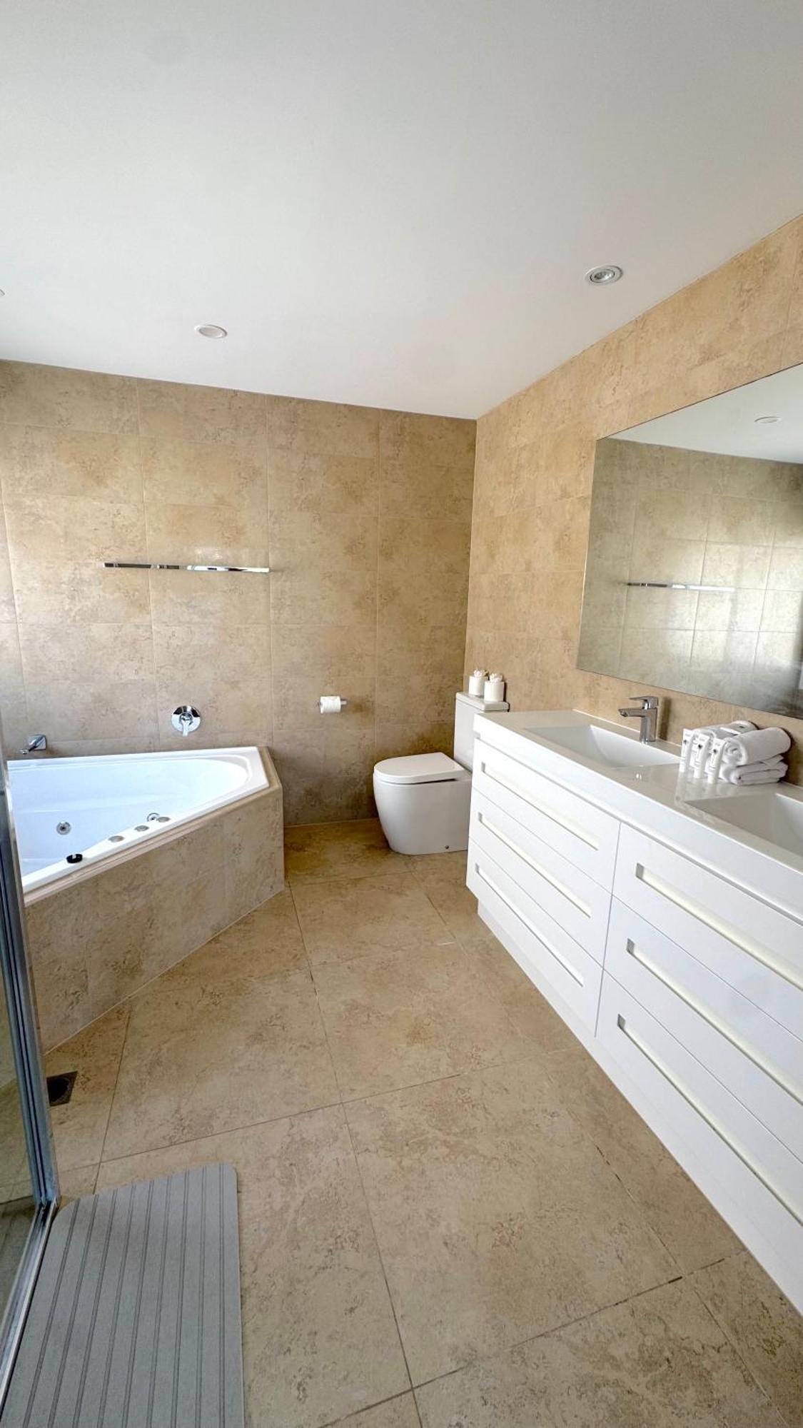 Surfers Paradise Waterfront - Private Pool And Dock Holiday home *