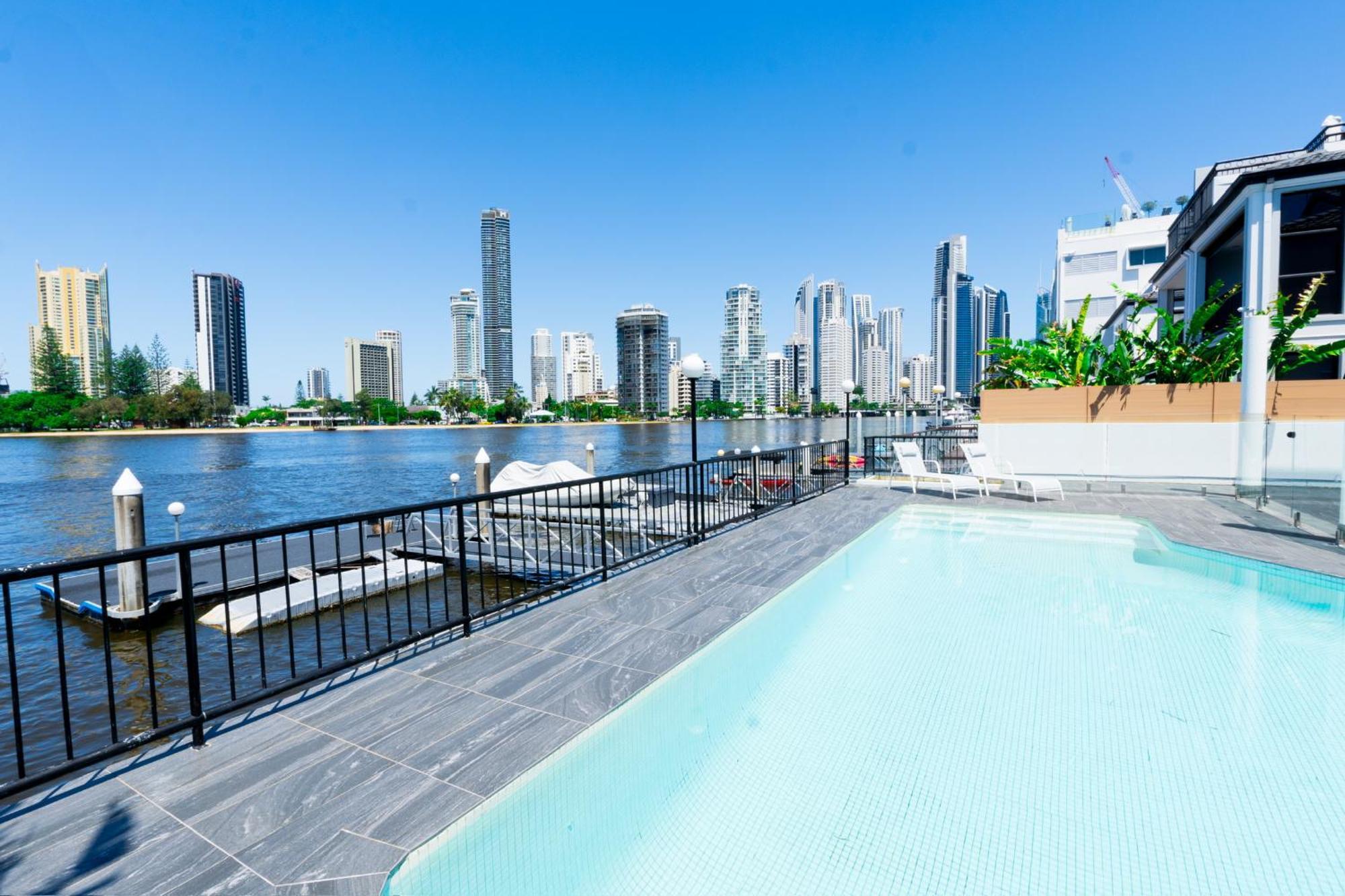 Surfers Paradise Waterfront - Private Pool And Dock Holiday home *
