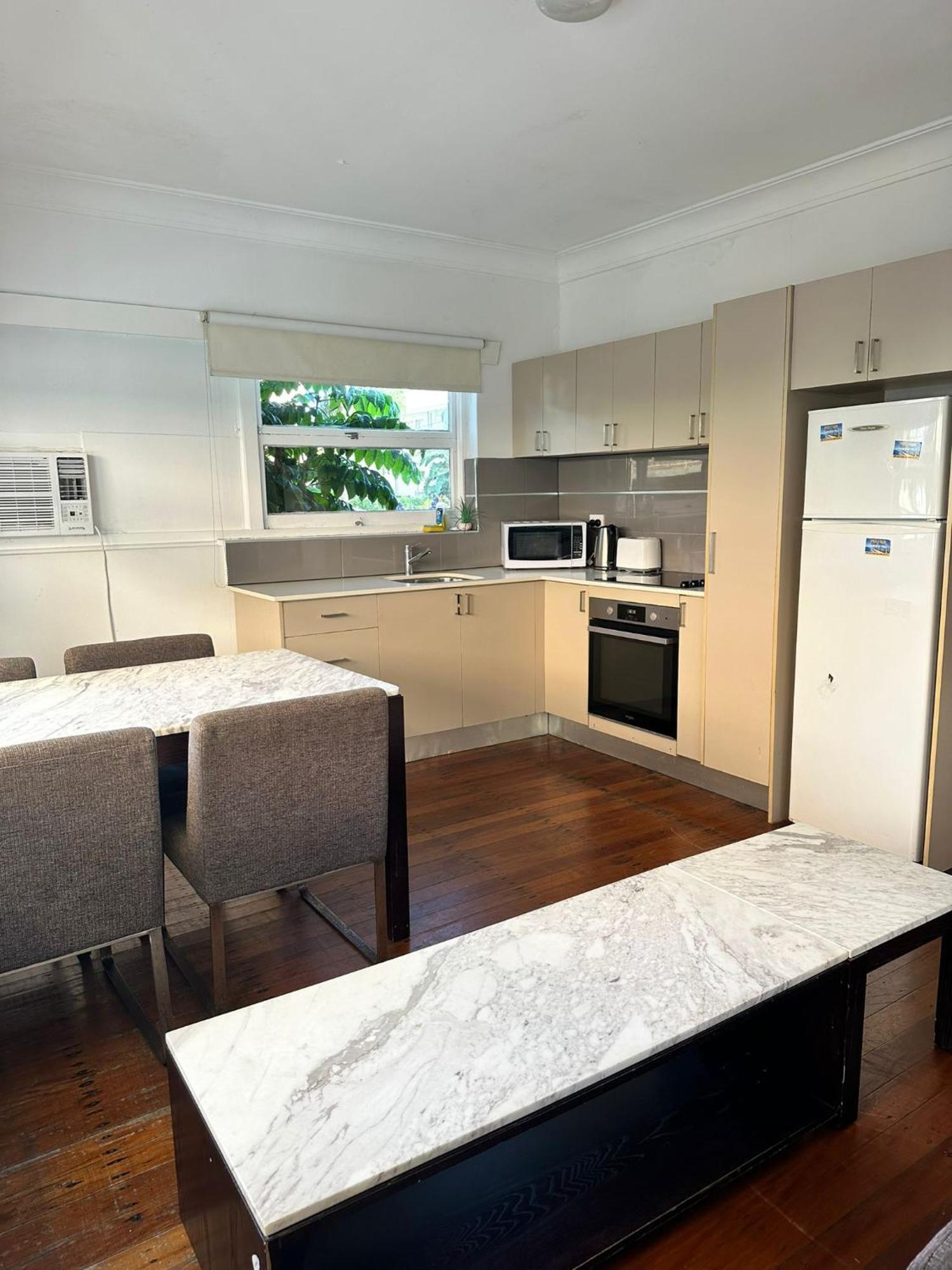 Backpackers In Paradise 18-35