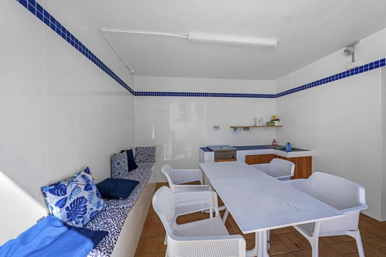 The Suntide - Beachfront 2bedroom Unit At Surfers With Parking And Netflix Apartment