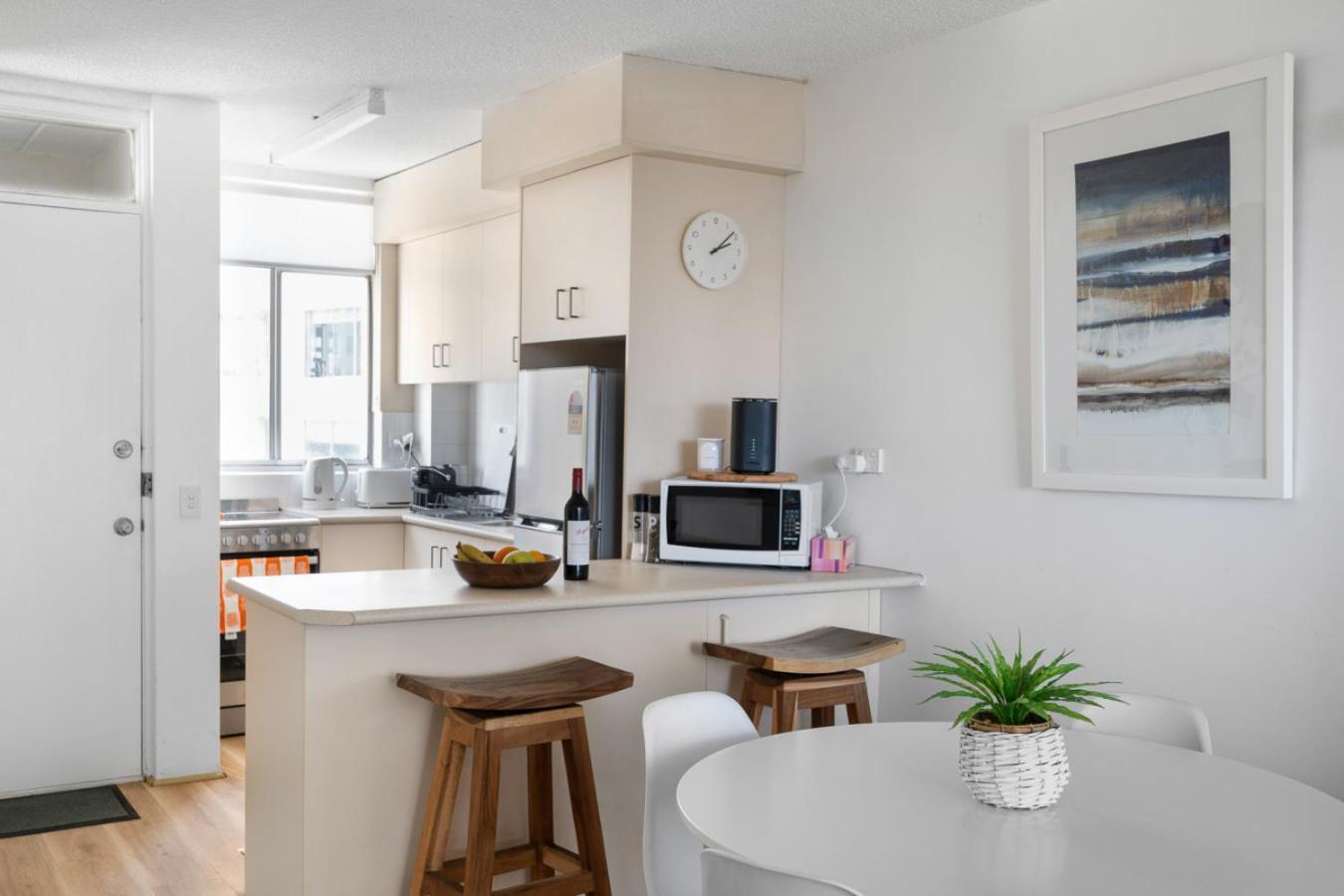 The Suntide - Beachfront 2bedroom Unit At Surfers With Parking And Netflix Gold Coast