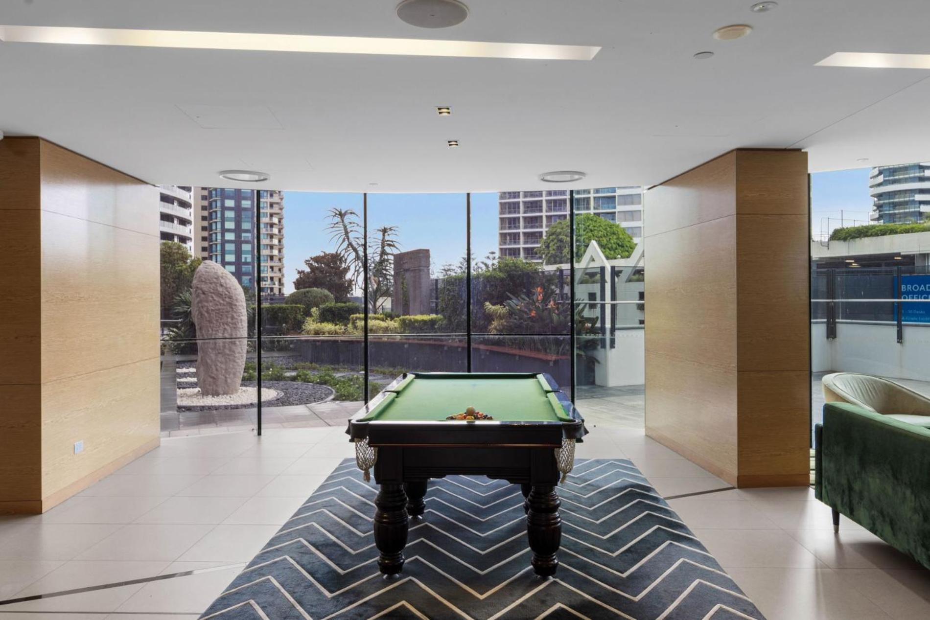 Luxury Broadbeach Escape With A Private Courtyard *