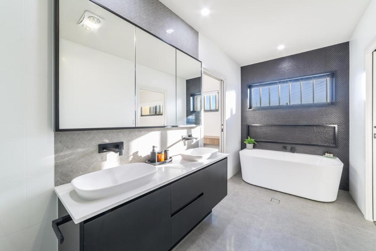 Luxe Capri 5br Villa, Heated Pool, Steps To Holiday home Gold Coast