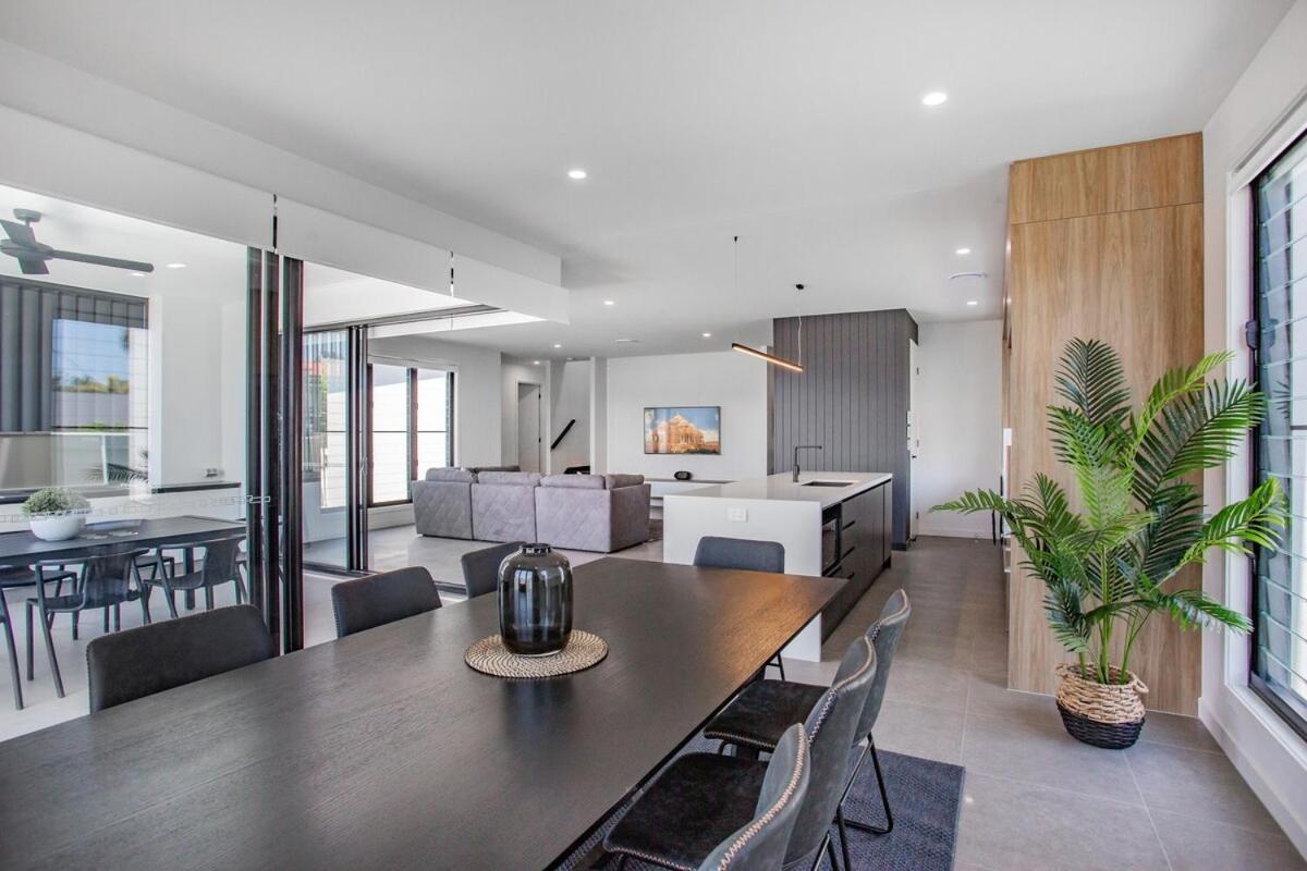 Holiday home Luxe Capri 5br Villa, Heated Pool, Steps To Gold Coast