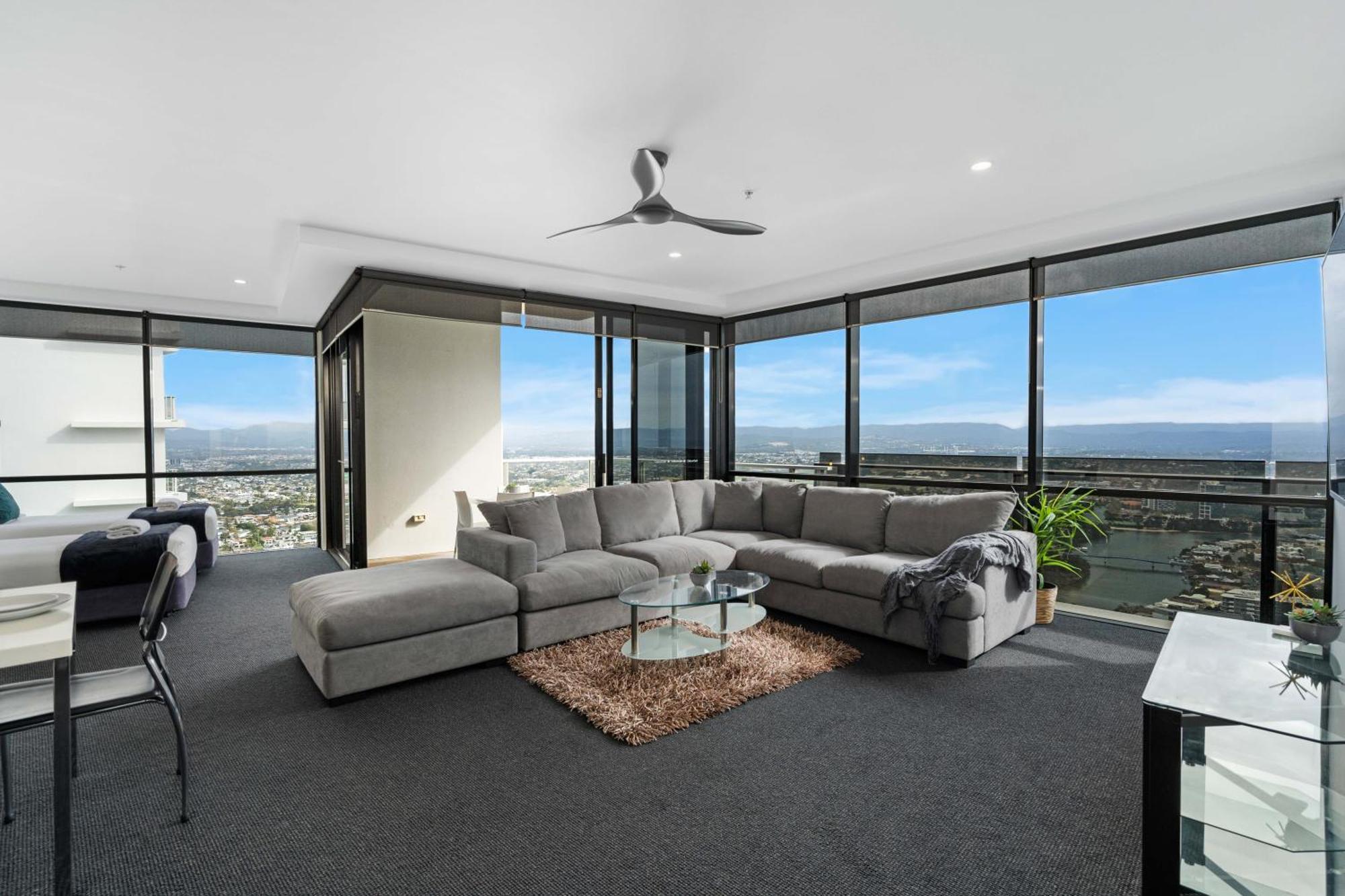 Beautiful Hinterland Views! - Circle On Cavill - Self Contained & Privately Managed *