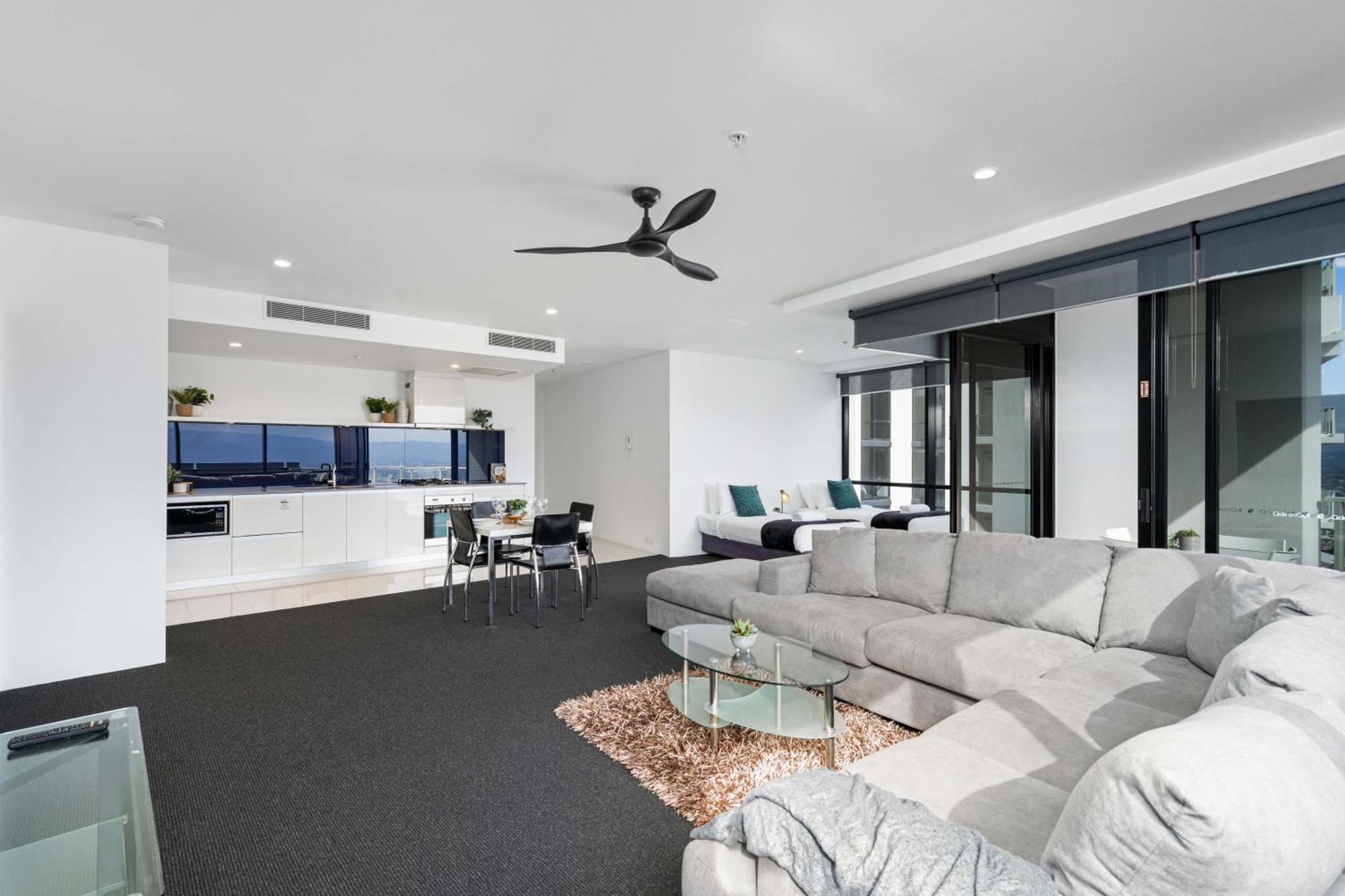 Beautiful Hinterland Views! - Circle On Cavill - Self Contained & Privately Managed * Gold Coast