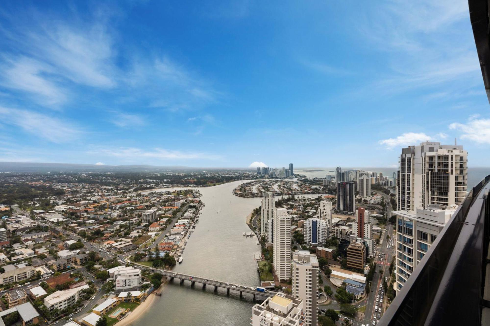 Beautiful Hinterland Views! - Circle On Cavill - Self Contained & Privately Managed *