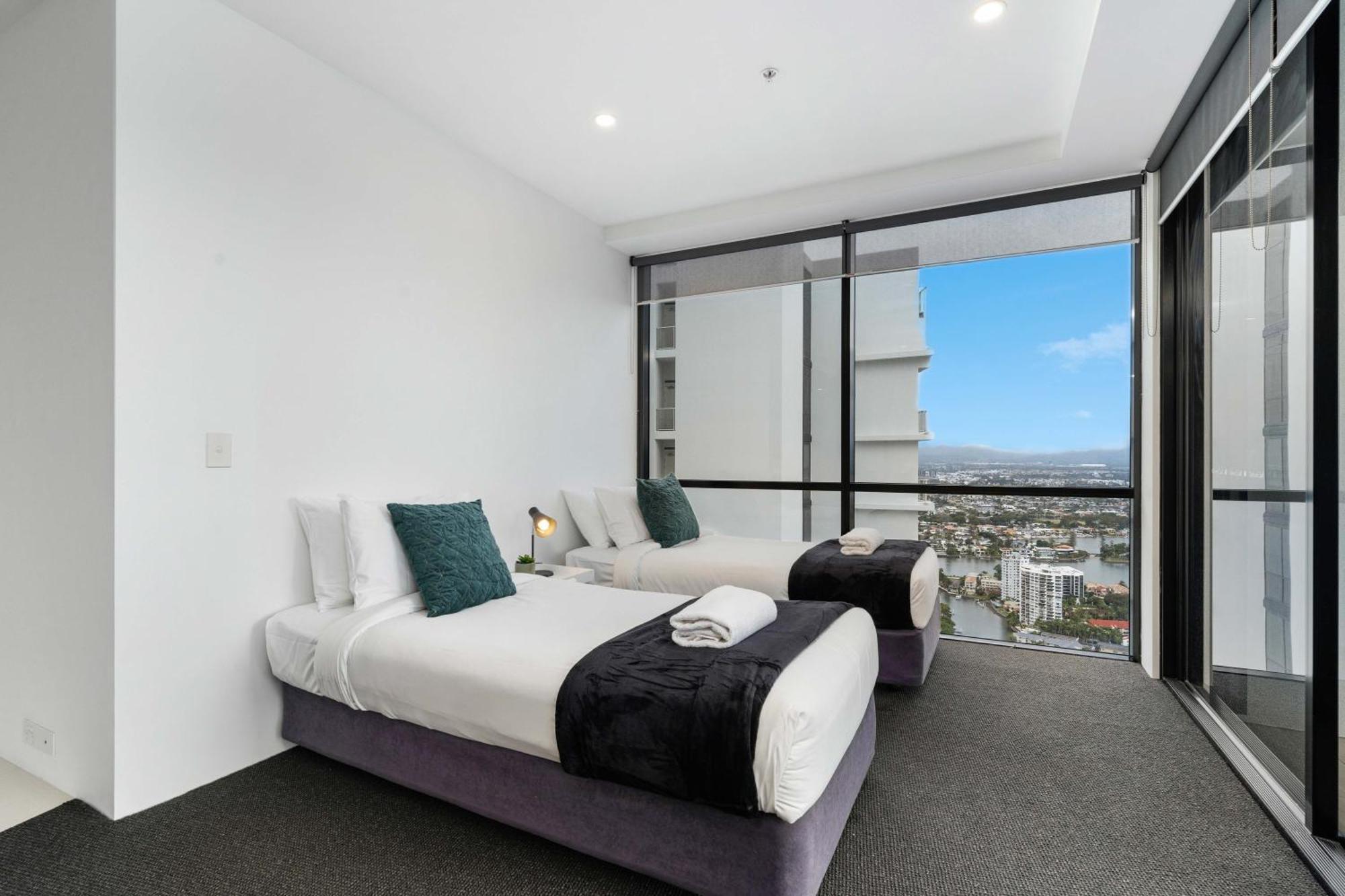 Beautiful Hinterland Views! - Circle On Cavill - Self Contained & Privately Managed Apartment