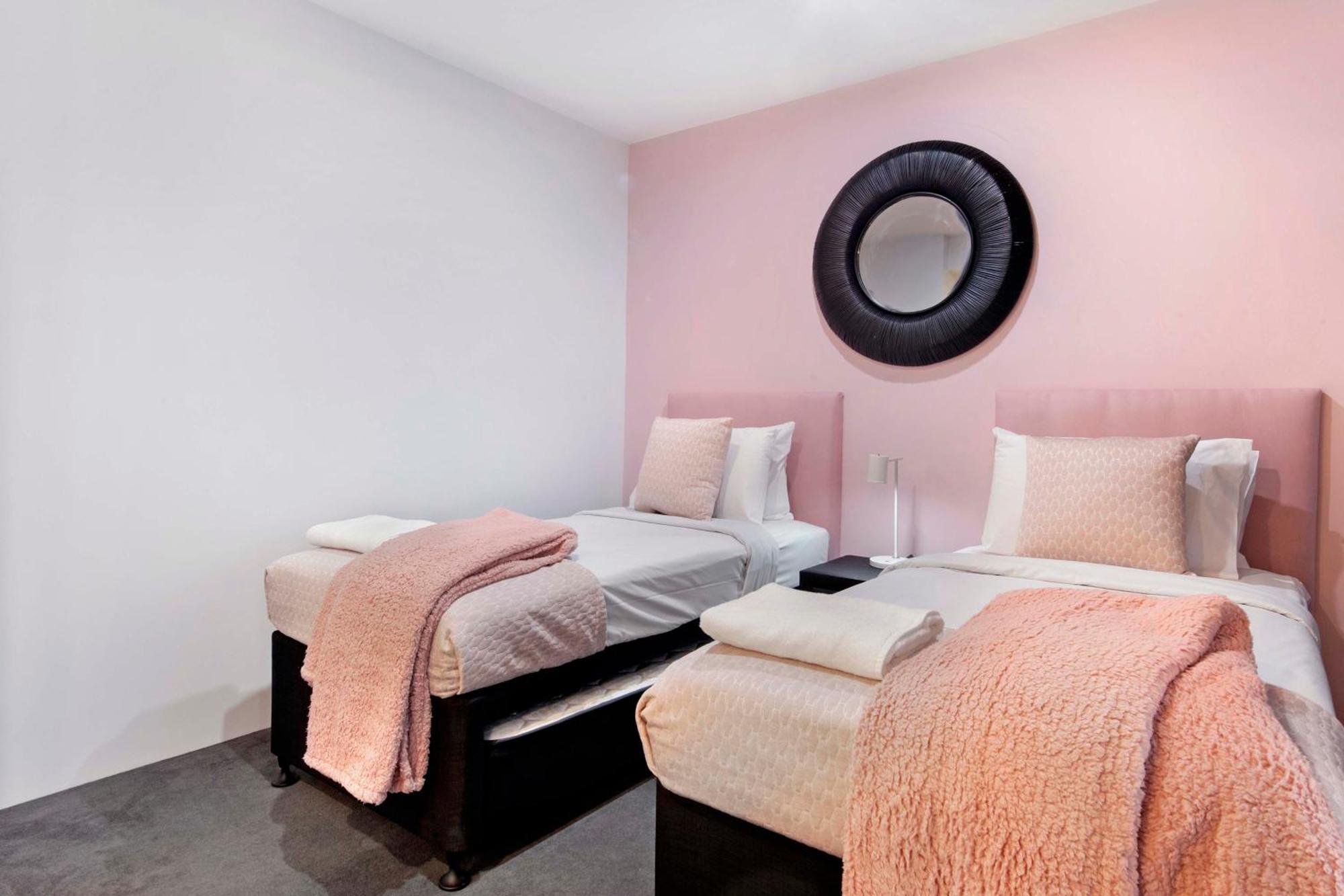 Apartment Beautiful Hinterland Views! - Circle On Cavill - Self Contained & Privately Managed *