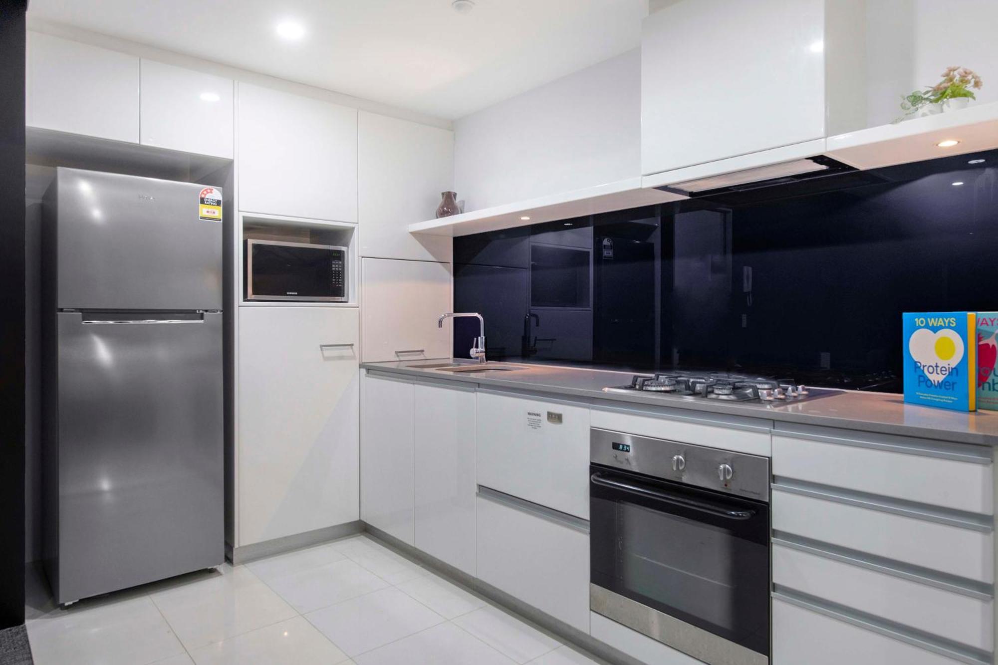 Beautiful Hinterland Views! - Circle On Cavill - Self Contained & Privately Managed Apartment Gold Coast