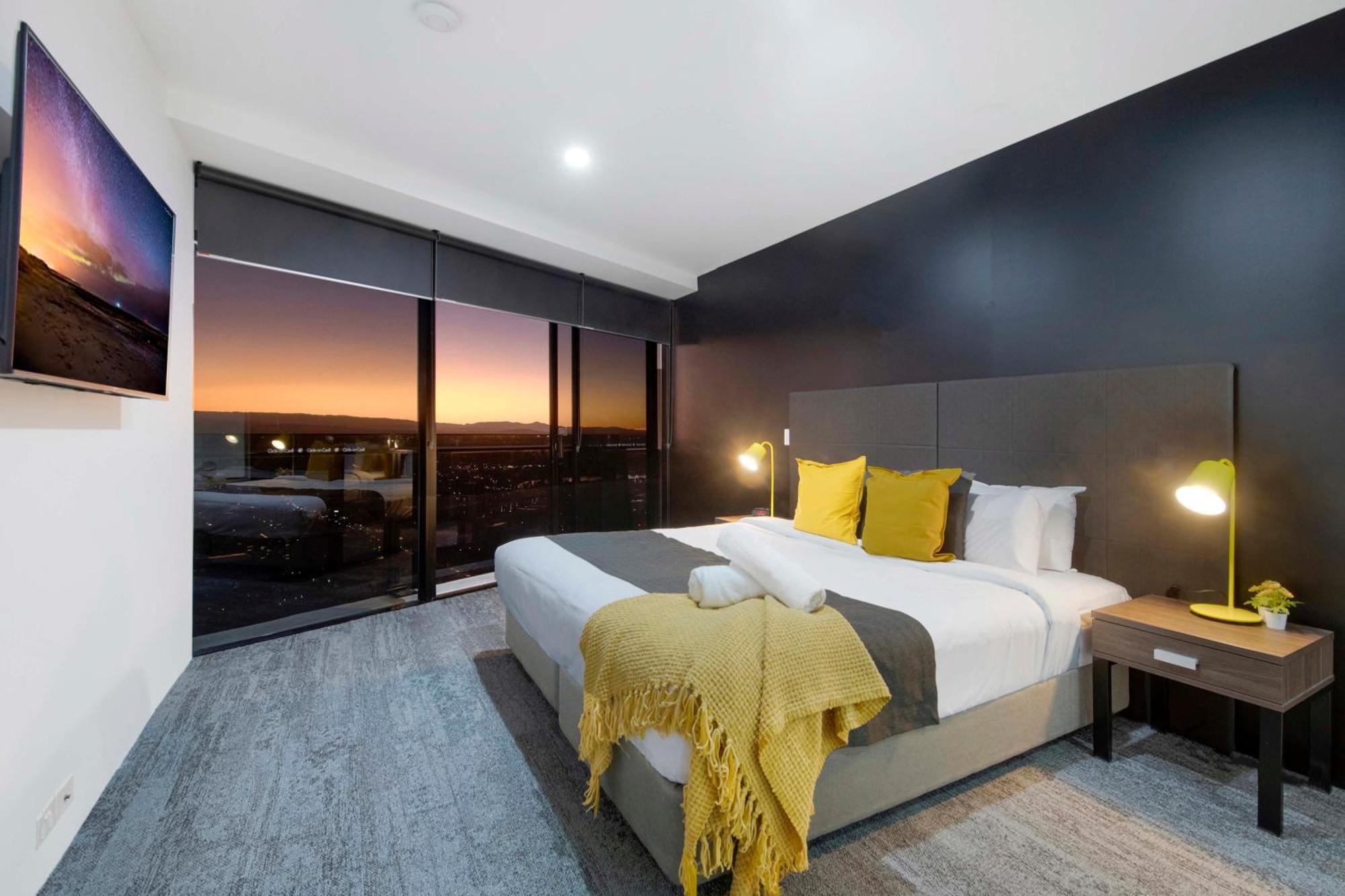 Beautiful Hinterland Views! - Circle On Cavill - Self Contained & Privately Managed Gold Coast