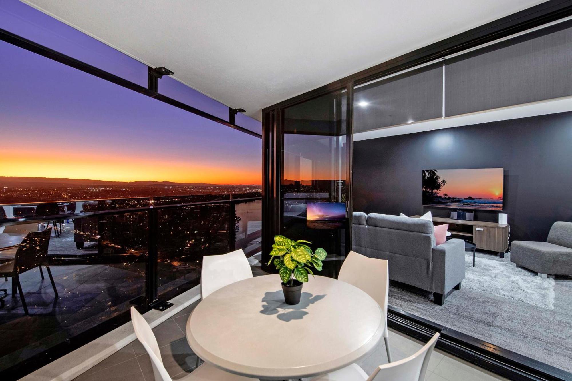 Beautiful Hinterland Views! - Circle On Cavill - Self Contained & Privately Managed * Gold Coast