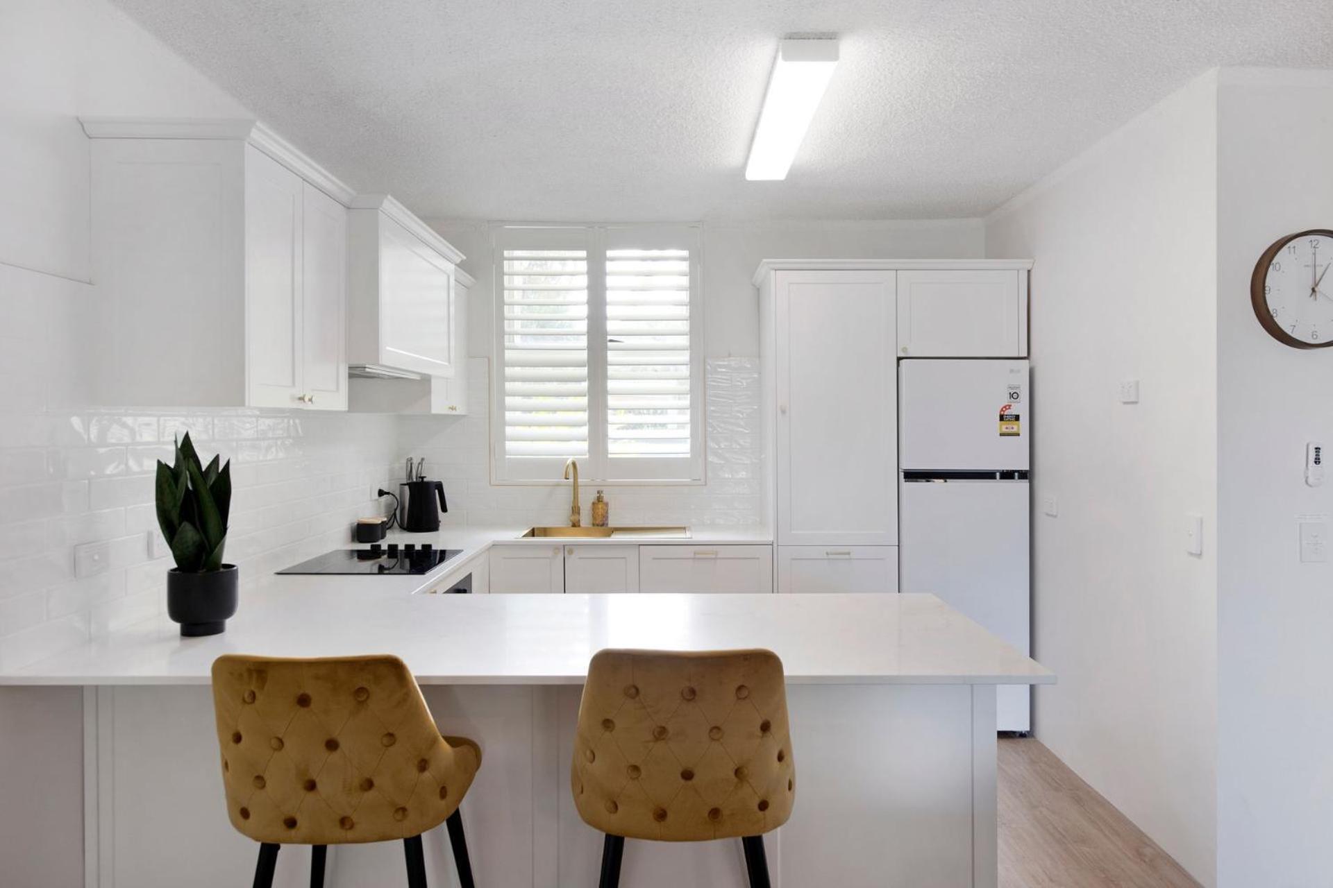 Beautifully Renovated Two Bedroom - Coasthm Apartment *