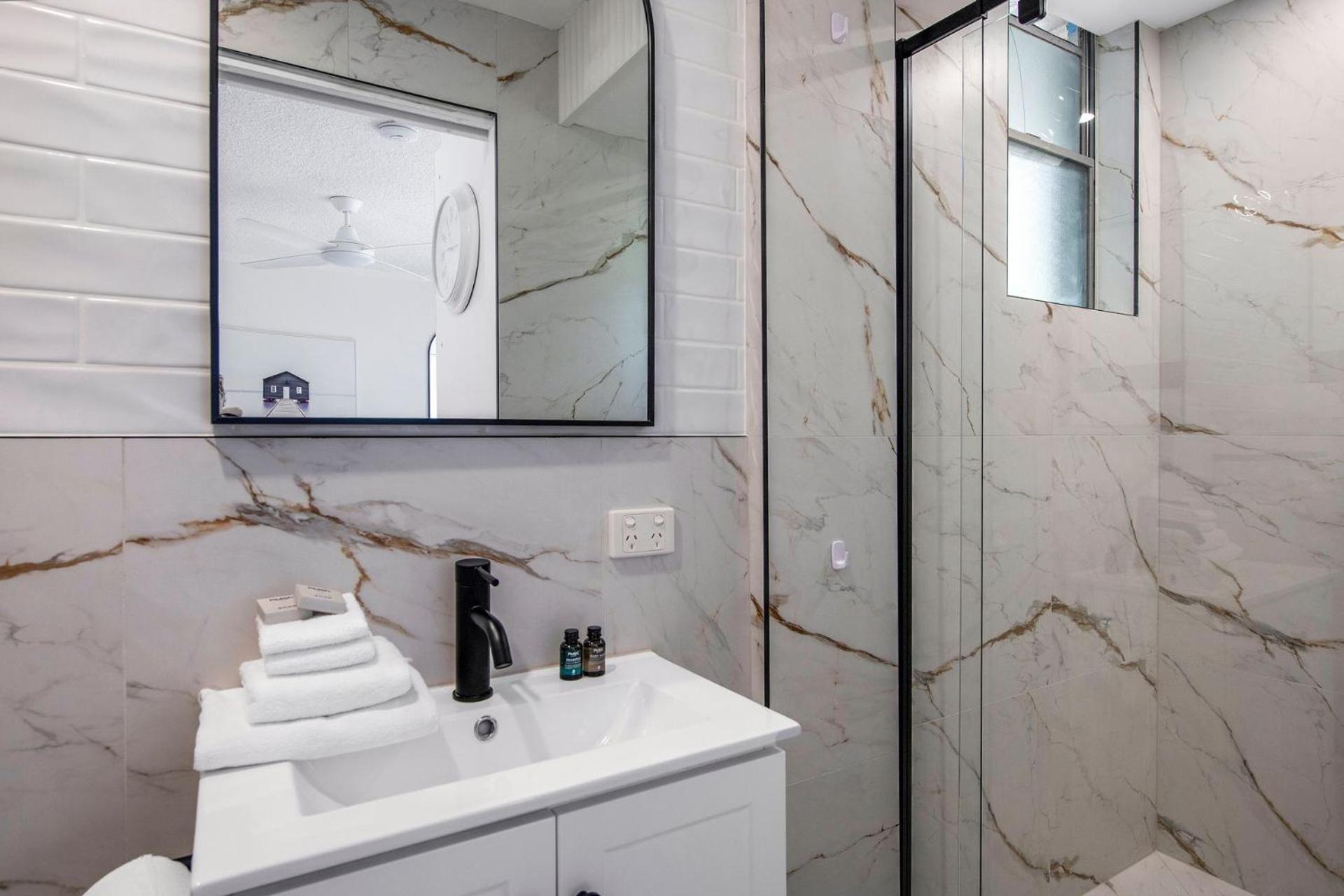 Apartment Beautifully Renovated Two Bedroom - Coasthm *