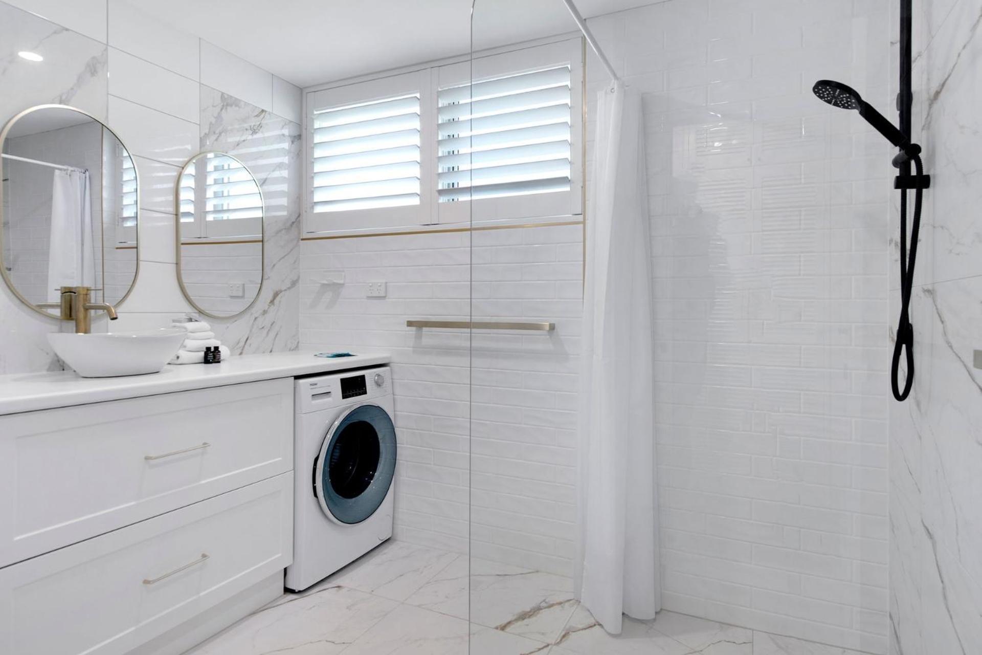 Beautifully Renovated Two Bedroom - Coasthm Apartment Gold Coast