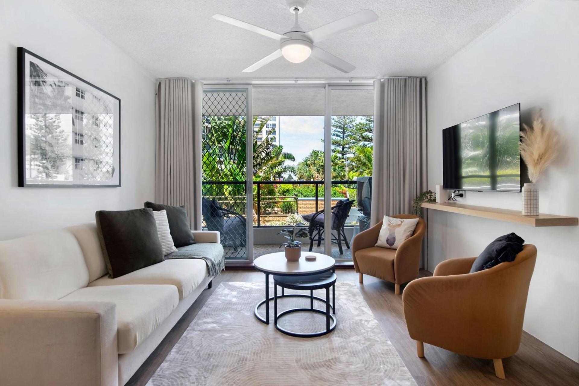 Beautifully Renovated Two Bedroom - Coasthm
