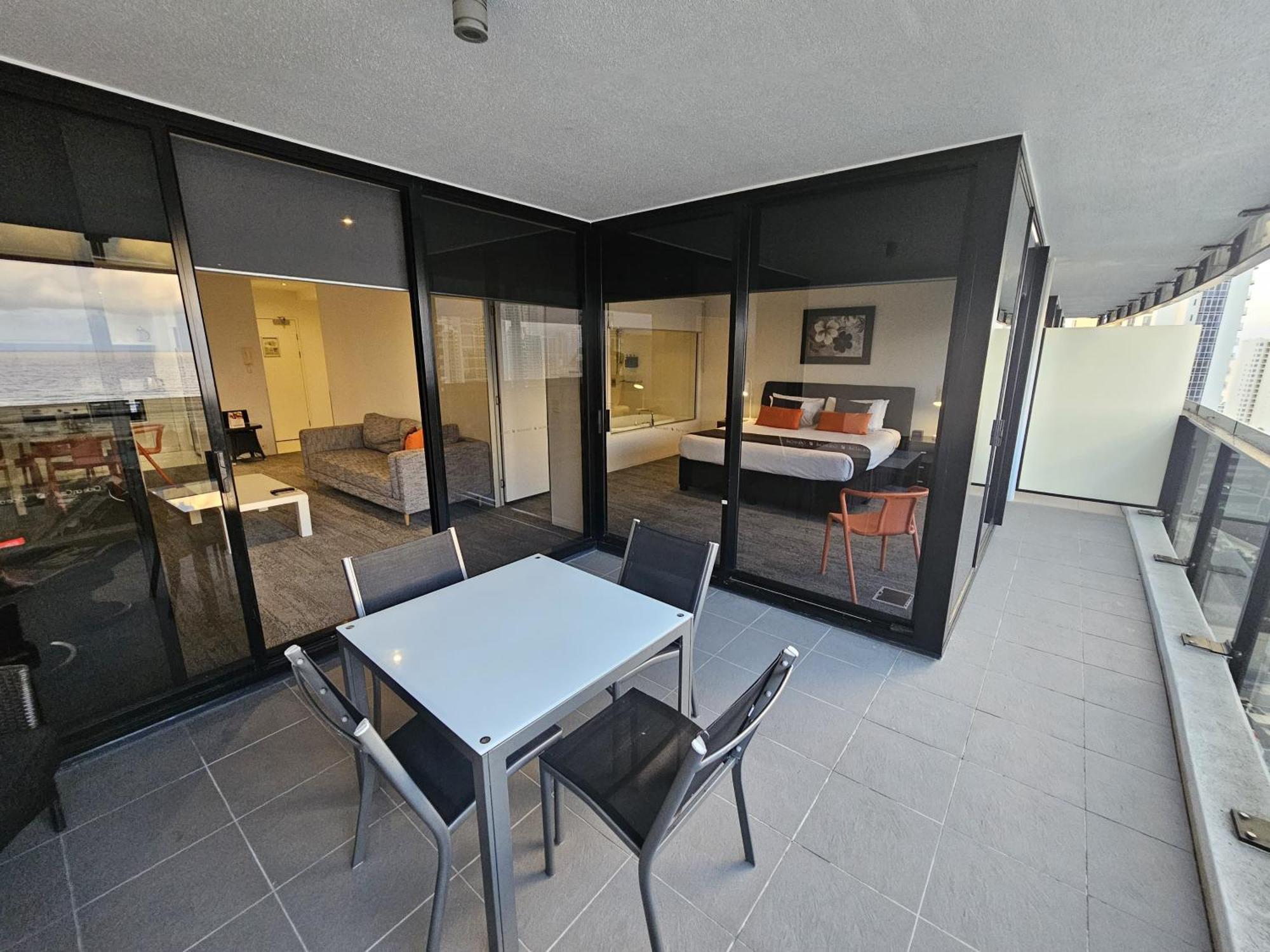 Circle On Cavill - Paradise Stayz