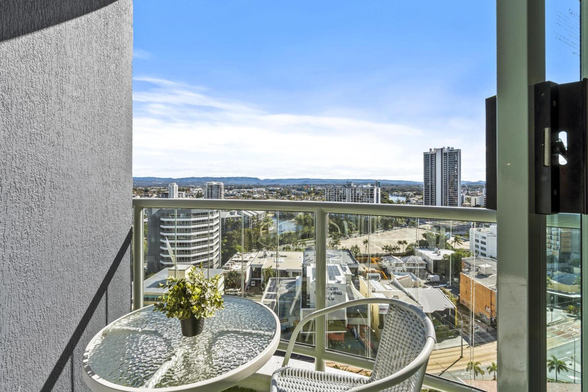 Legends - Qstay Apartment