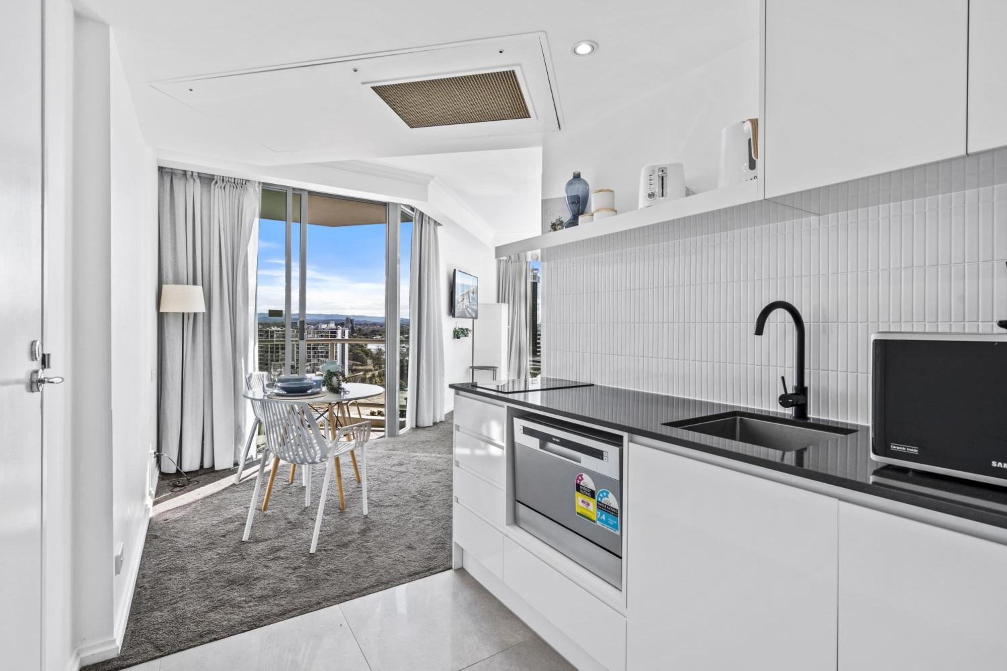 Legends - Qstay Apartment