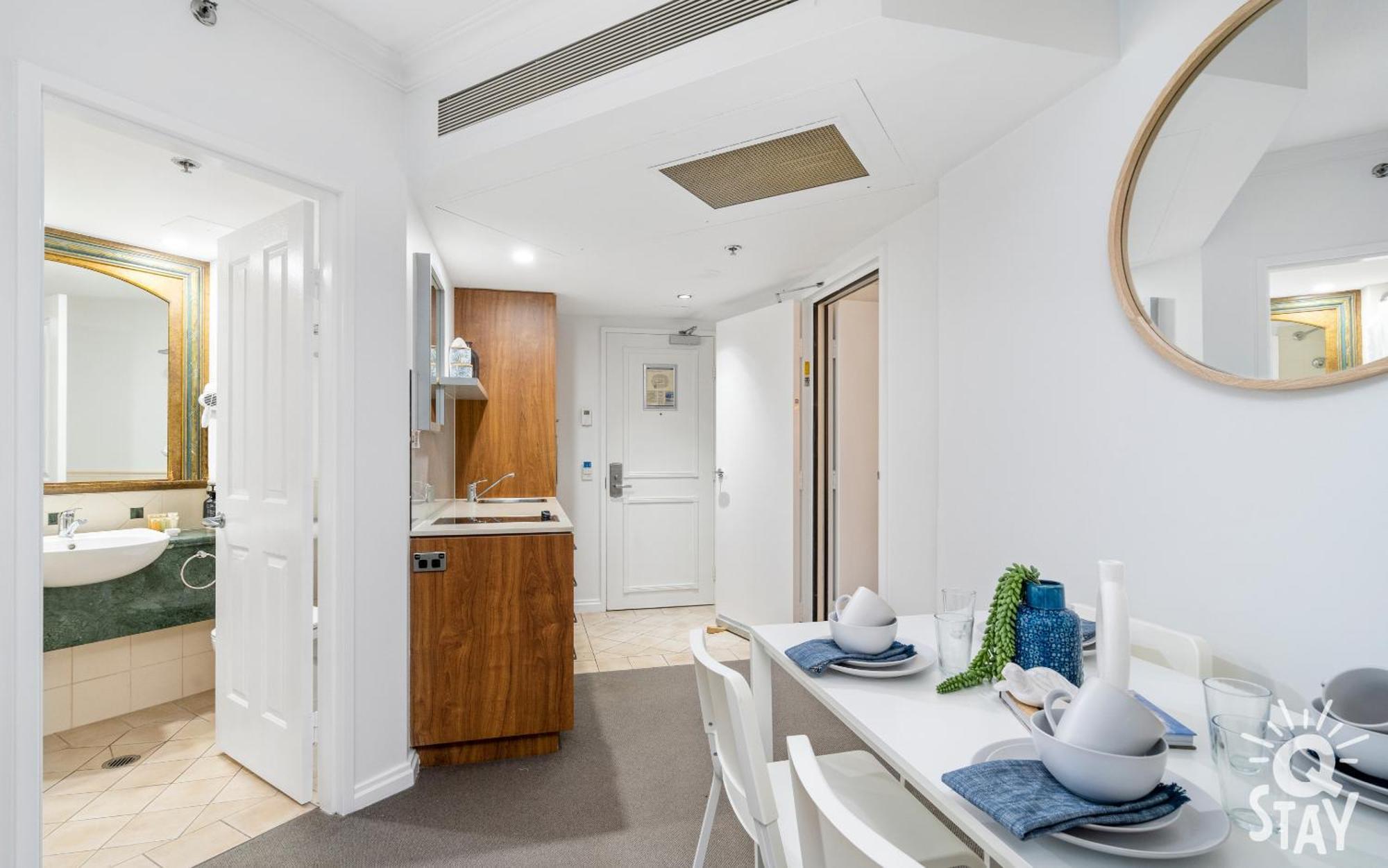 Legends - Qstay Apartment