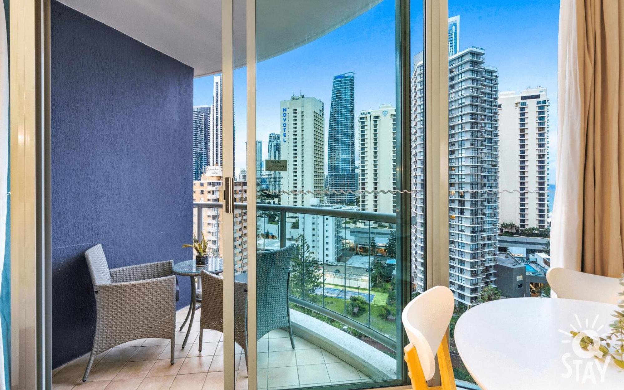 Legends - Qstay Apartment