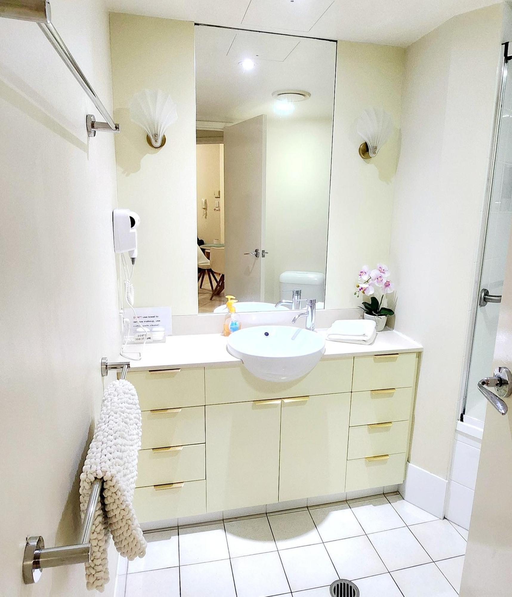 Chevron Renaissance - Floor - Self Contained & Privately Managed