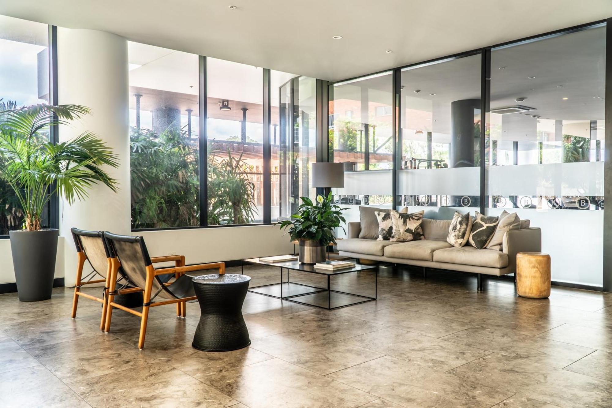 Front Luxury With Two Carparks, Pool, Gym Gold Coast