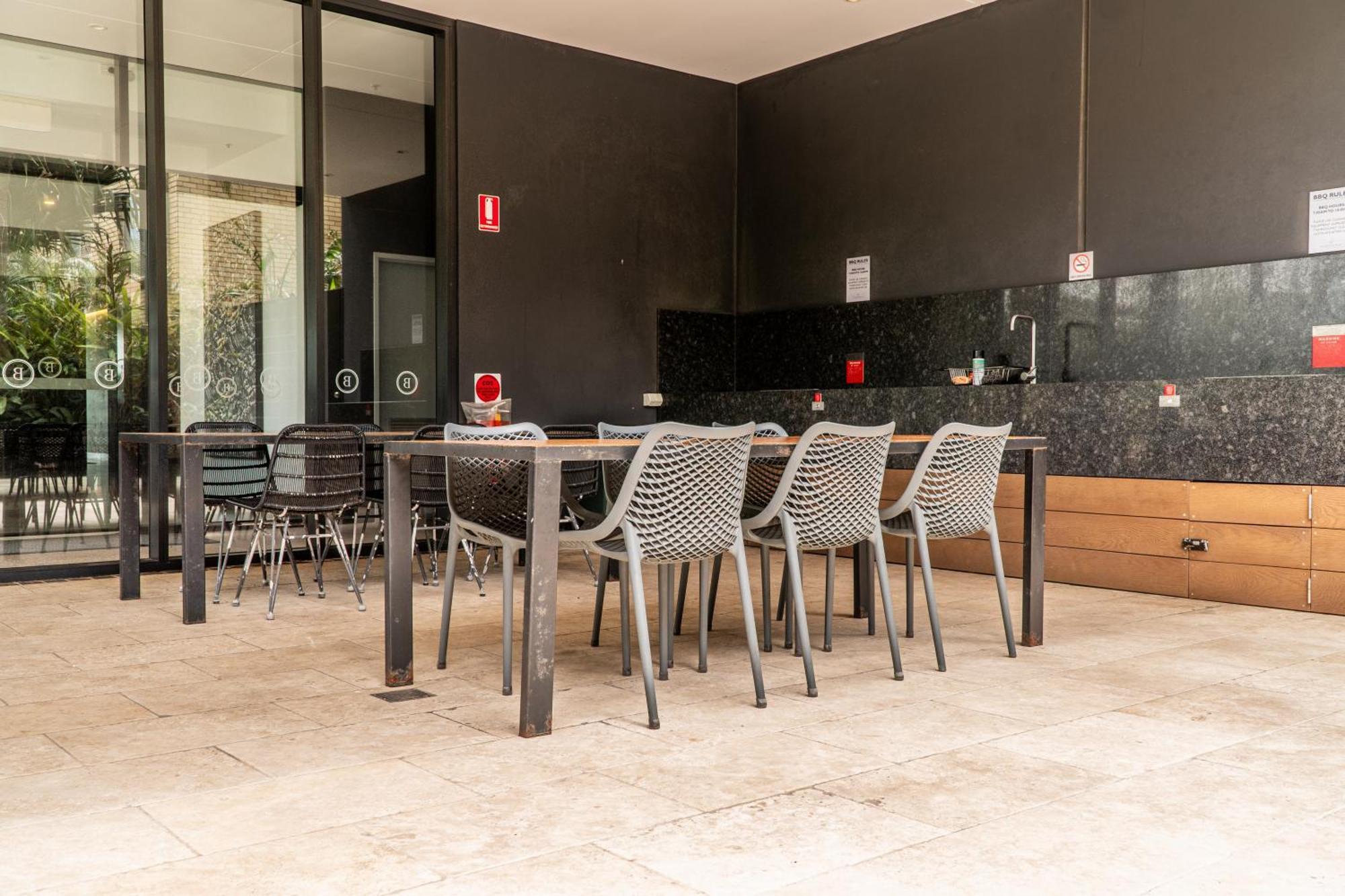Front Luxury With Two Carparks, Pool, Gym Apartment