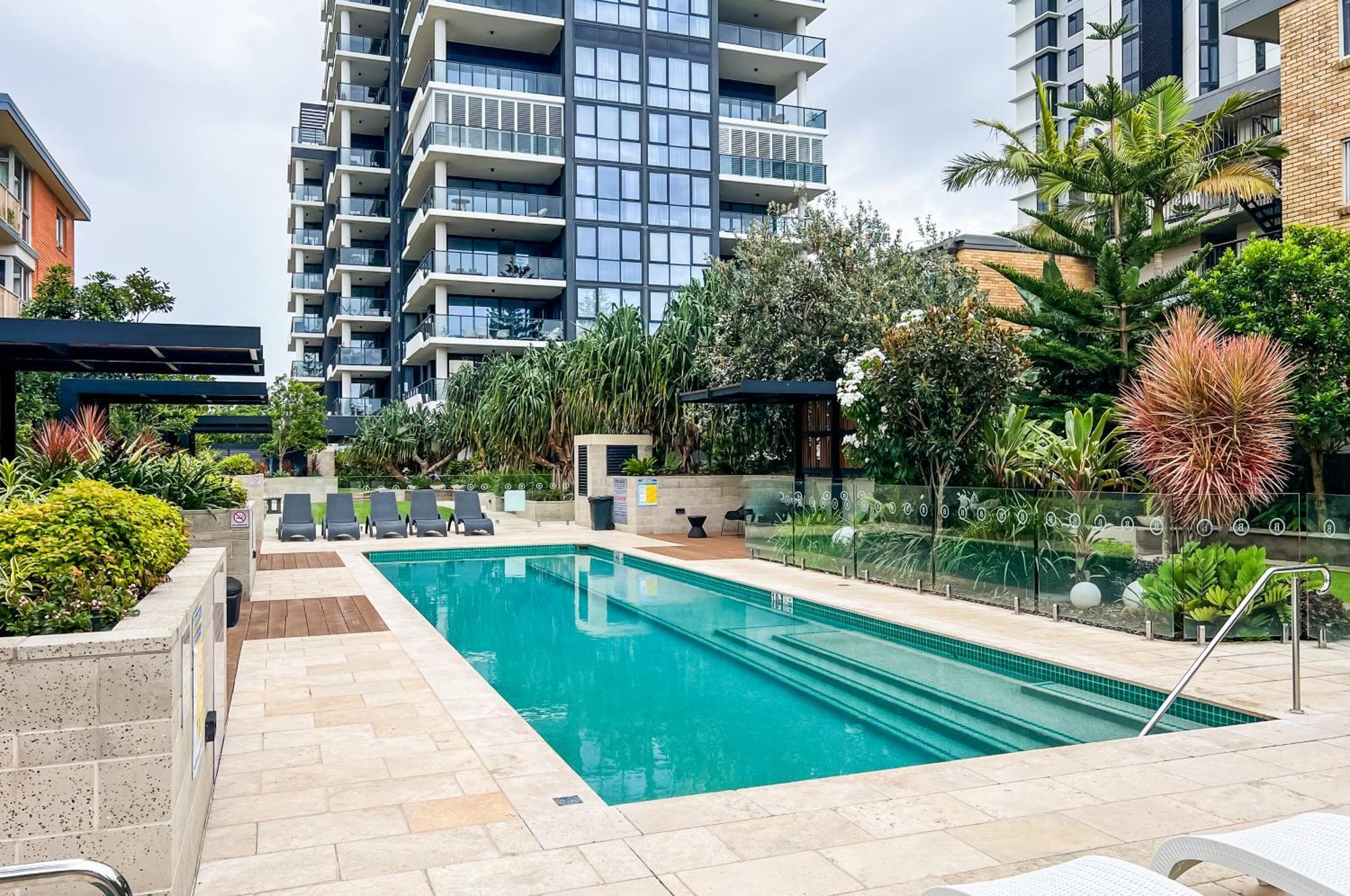 Front Luxury With Two Carparks, Pool, Gym Gold Coast
