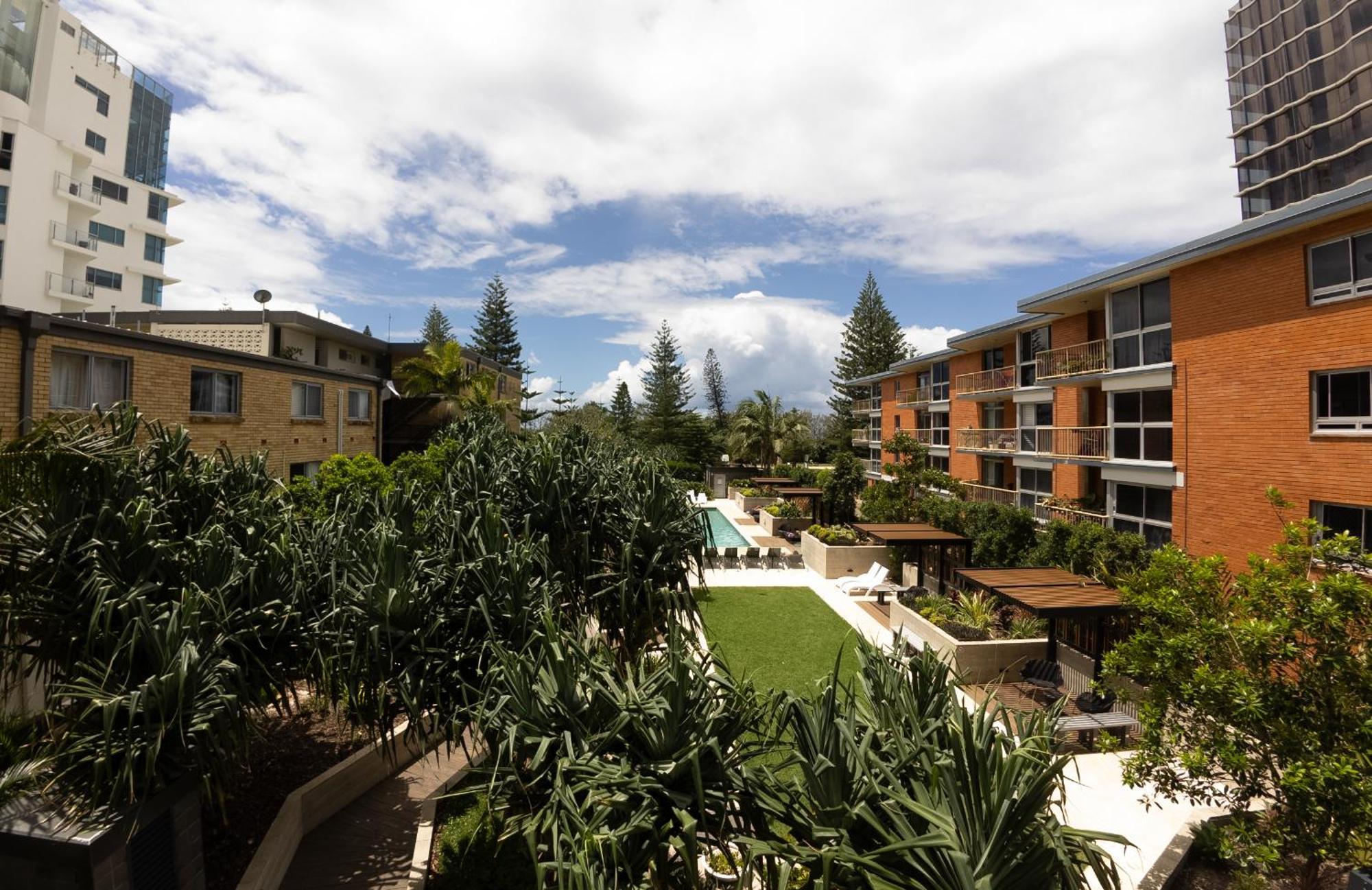 Front Luxury With Two Carparks, Pool, Gym Gold Coast