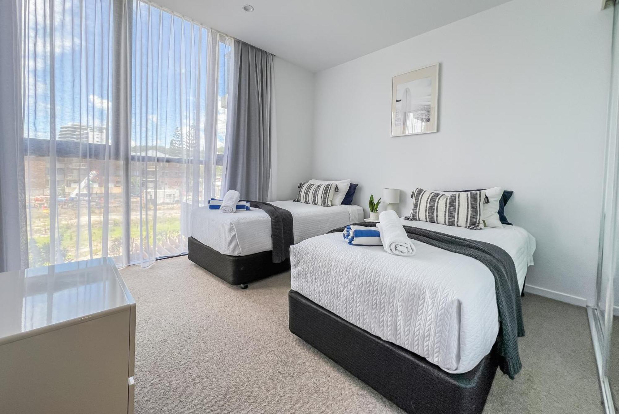 Front Luxury With Two Carparks, Pool, Gym Apartment Gold Coast