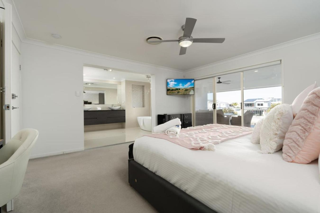 North Quay Waterfront Family Pool Holiday home