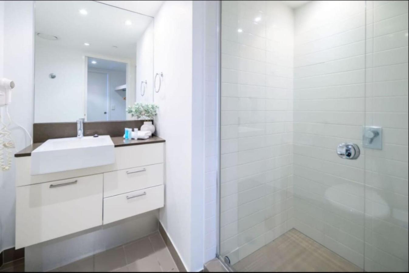 Serenity In Surfers Ocean Views Wifi Parking Holiday home *