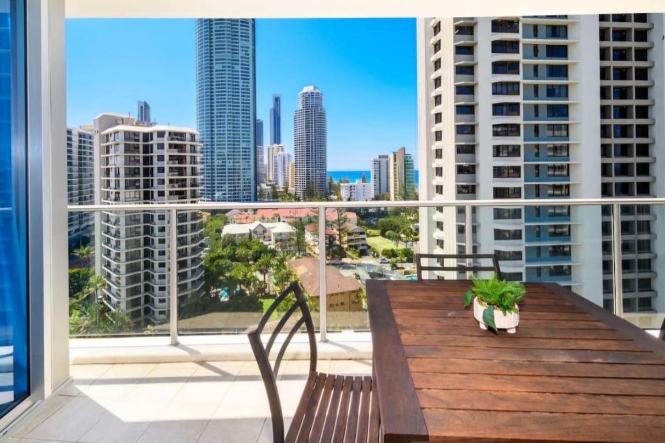 Serenity In Surfers Ocean Views Wifi Parking * Gold Coast