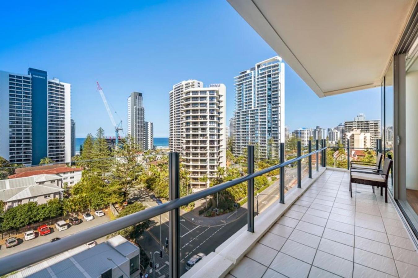 Surfers Paradise 2 Bed Great Views Pool Apartment Gold Coast