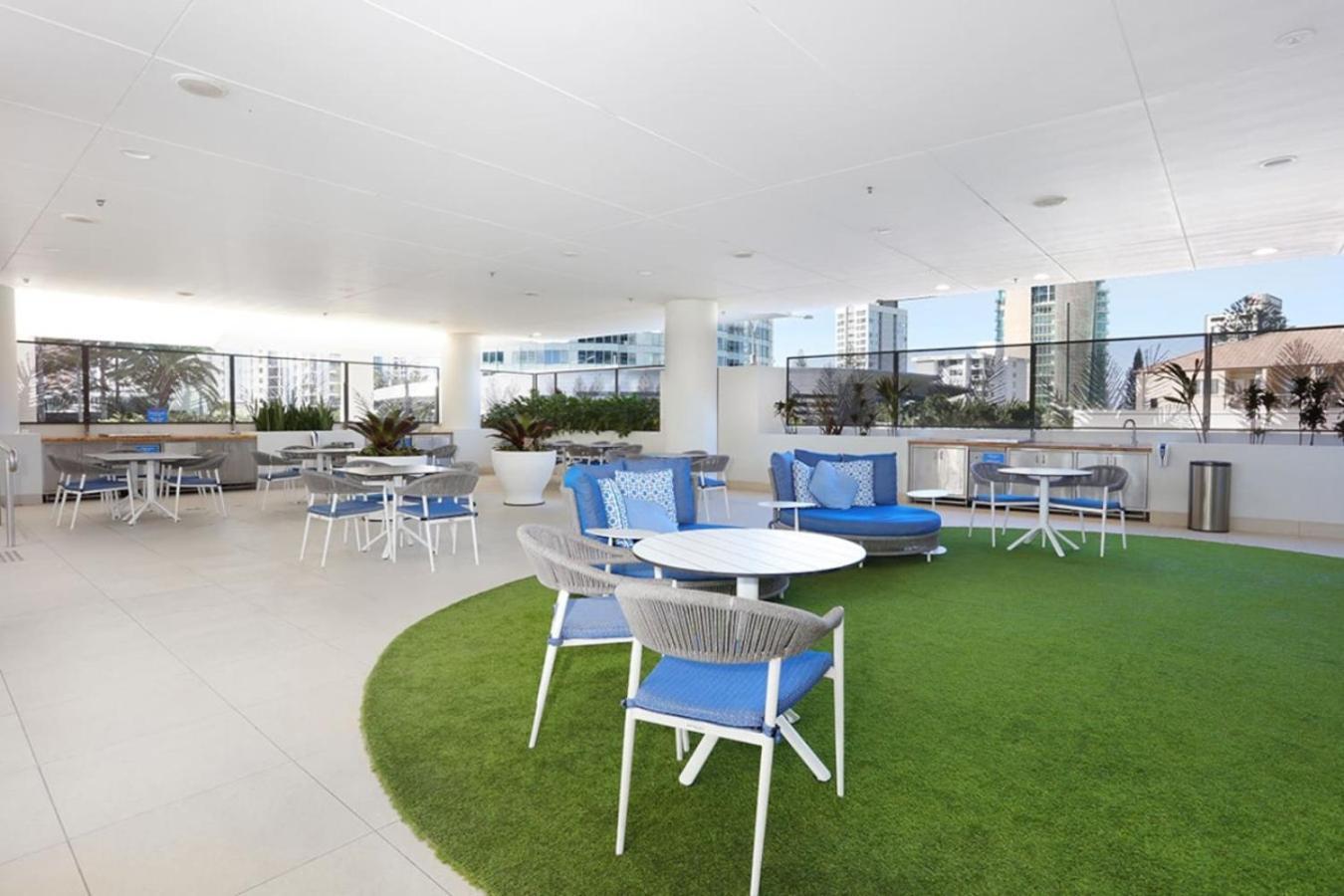 Surfers Paradise 2 Bed Great Views Pool
