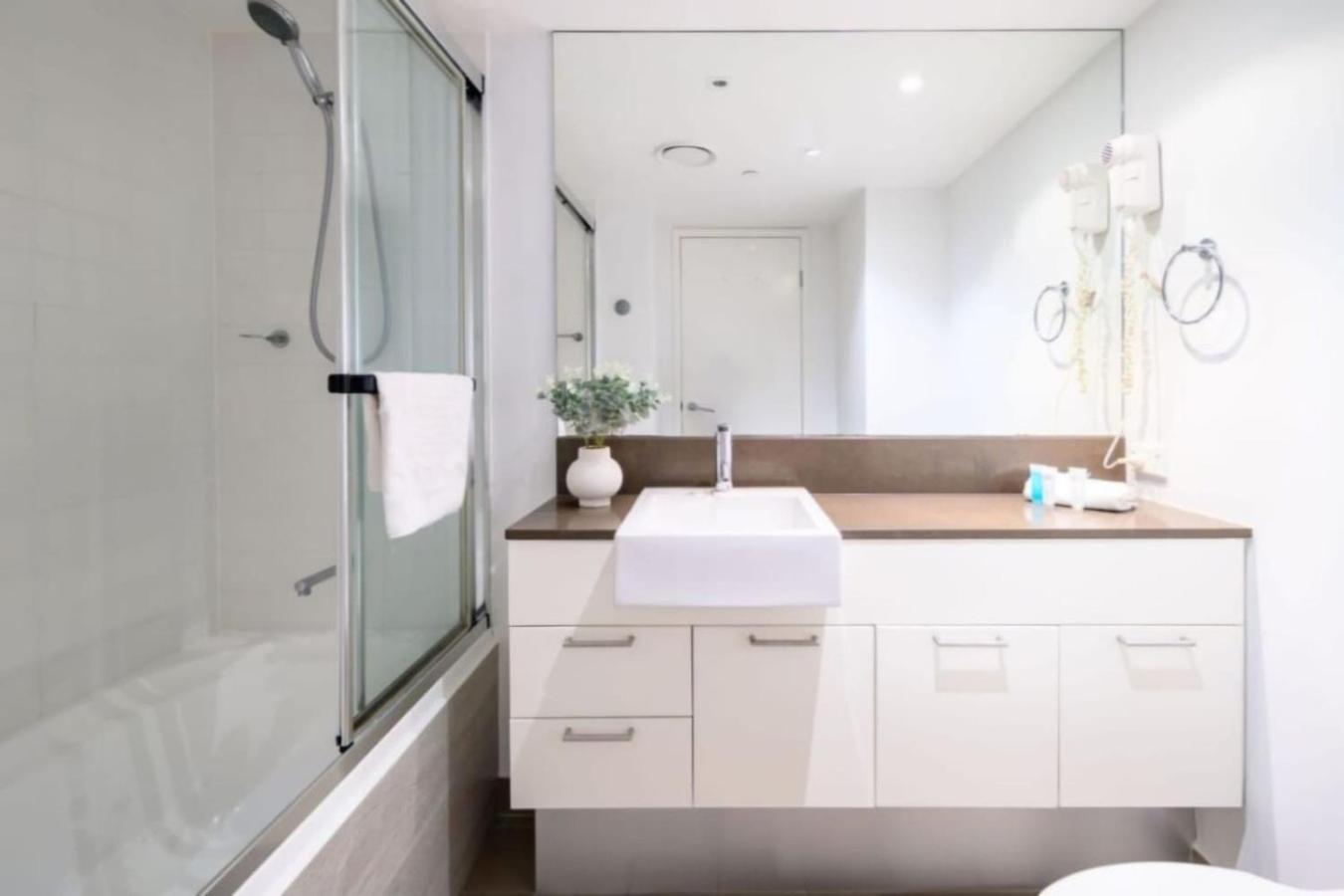 Serenity In Surfers Ocean Views Wifi Parking * Gold Coast