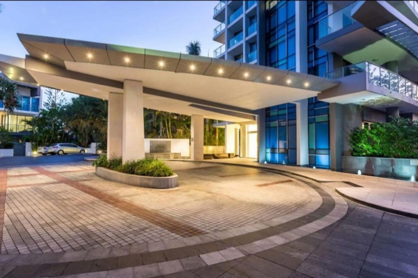 Serenity In Surfers Ocean Views Wifi Parking Holiday home
