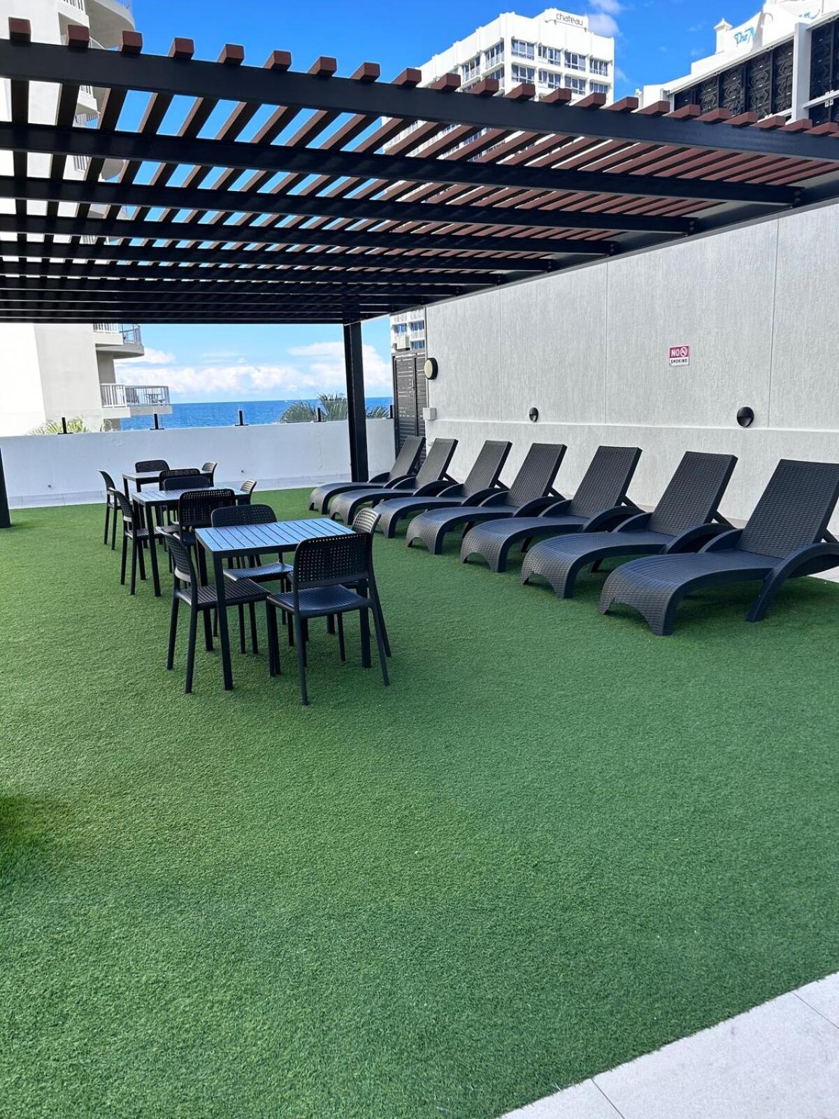 Apartment In The Heart Of Surfers