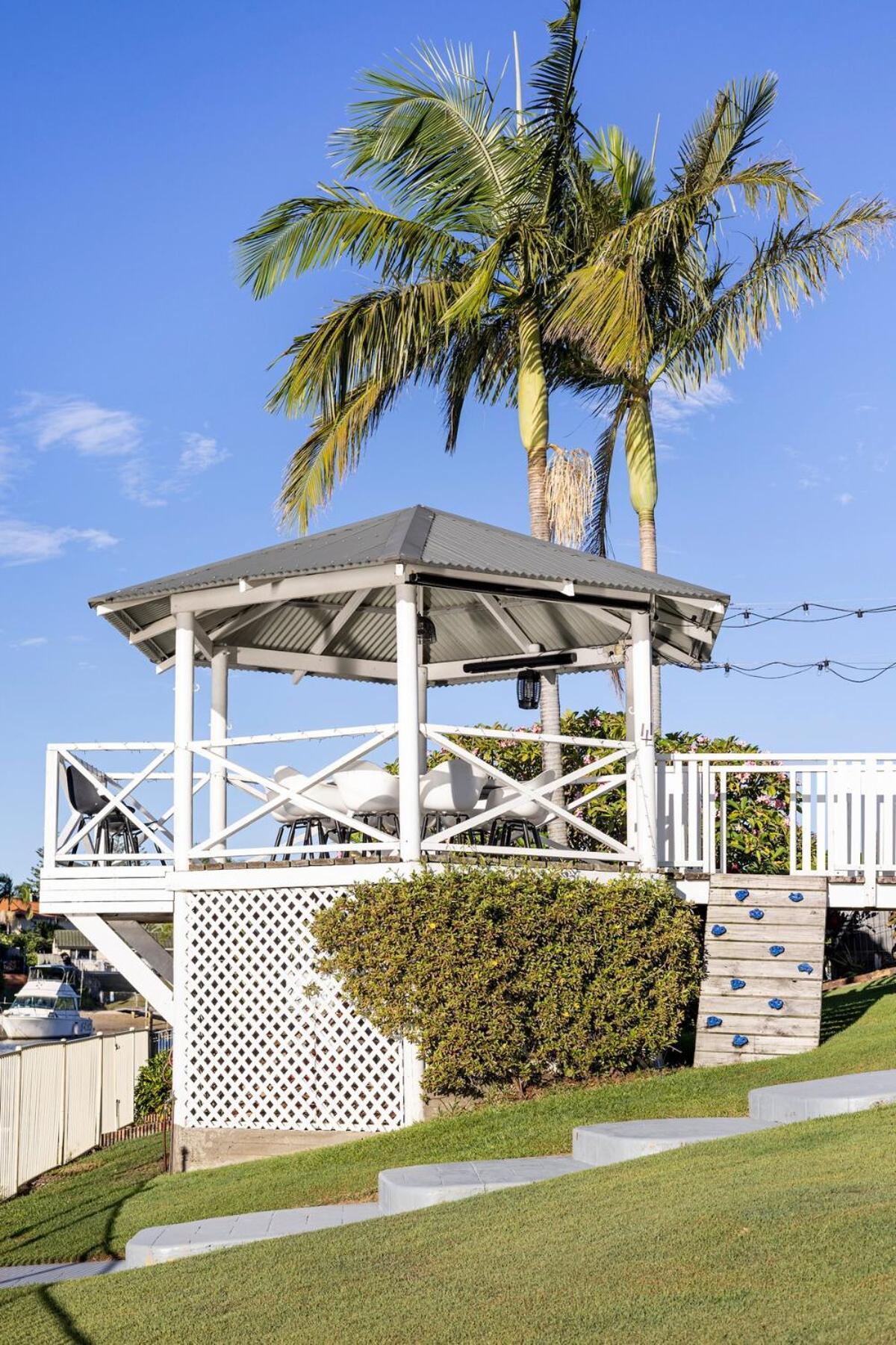 Chic Coastal Waterside Stunner!