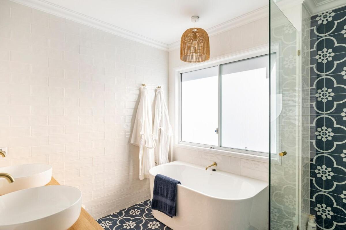 Chic Coastal Waterside Stunner!