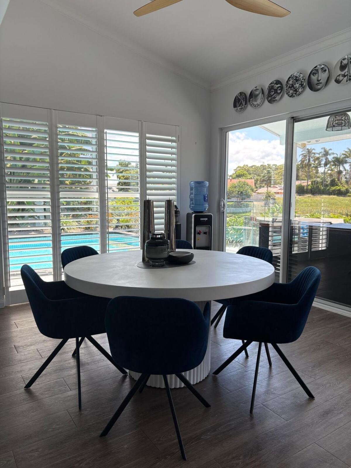 Chic Coastal Waterside Stunner! * Gold Coast