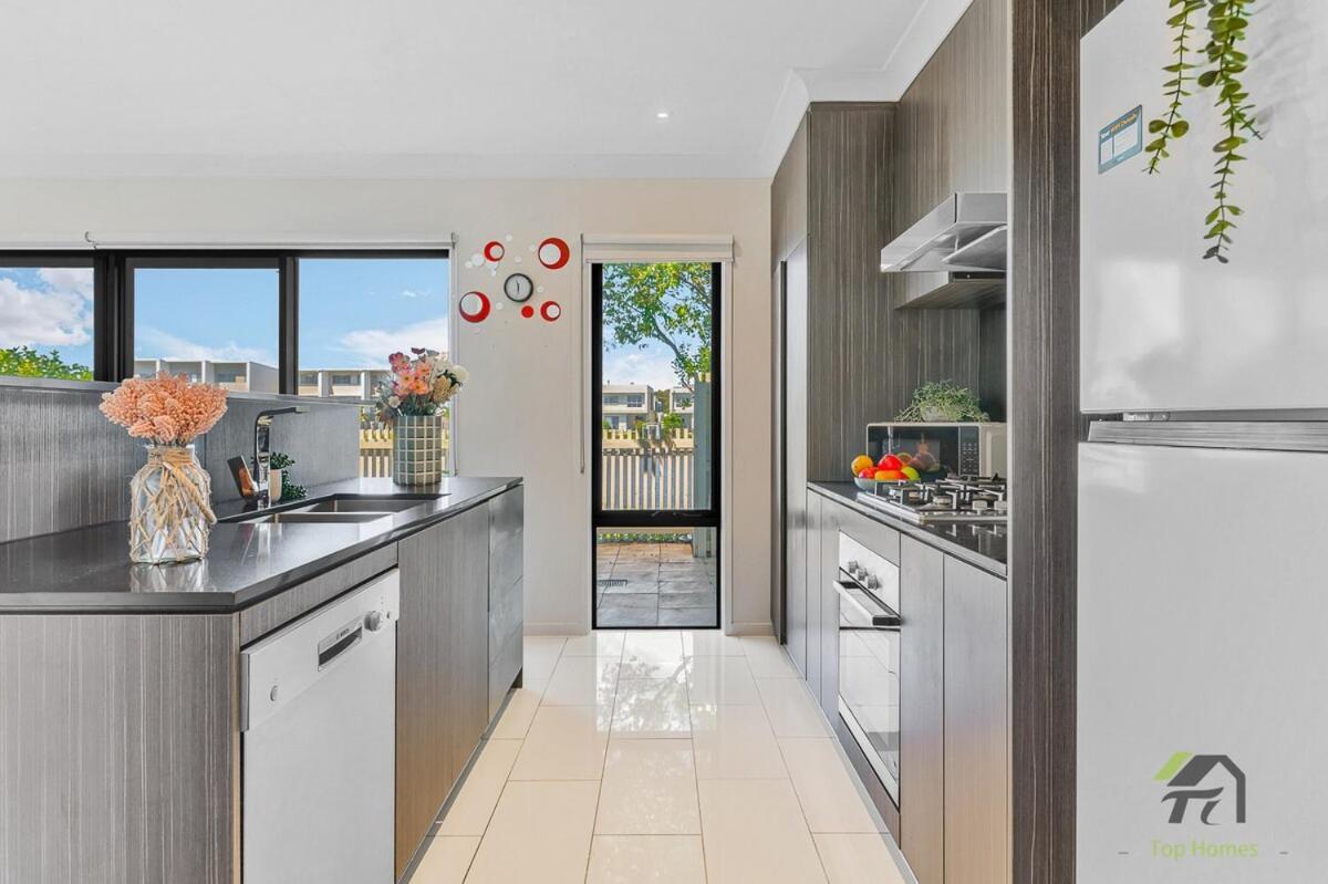 Romantic By The * Gold Coast