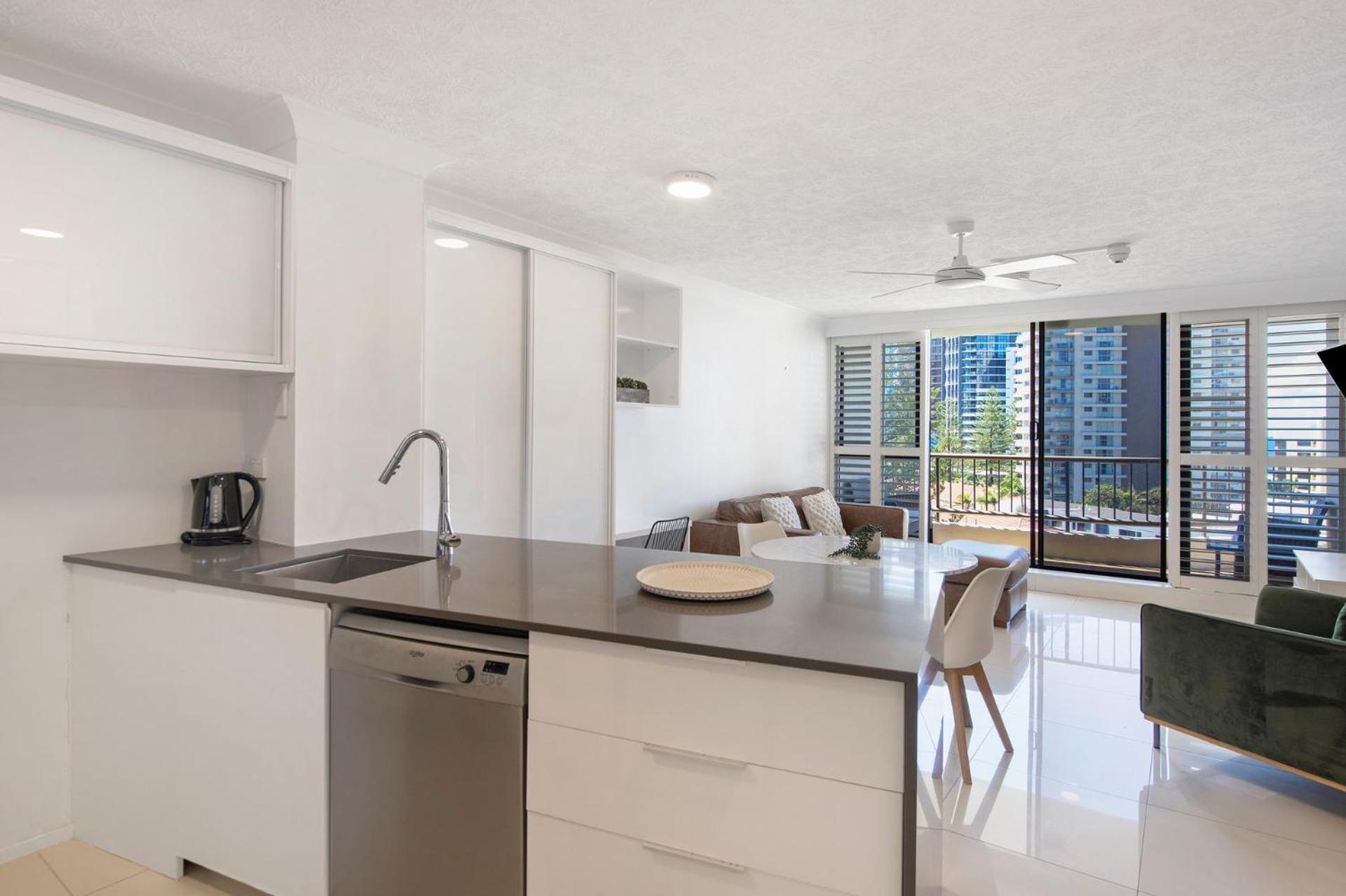 Ocean Views - Stylish 1 Bedroom In Surfers Paradise Apartment