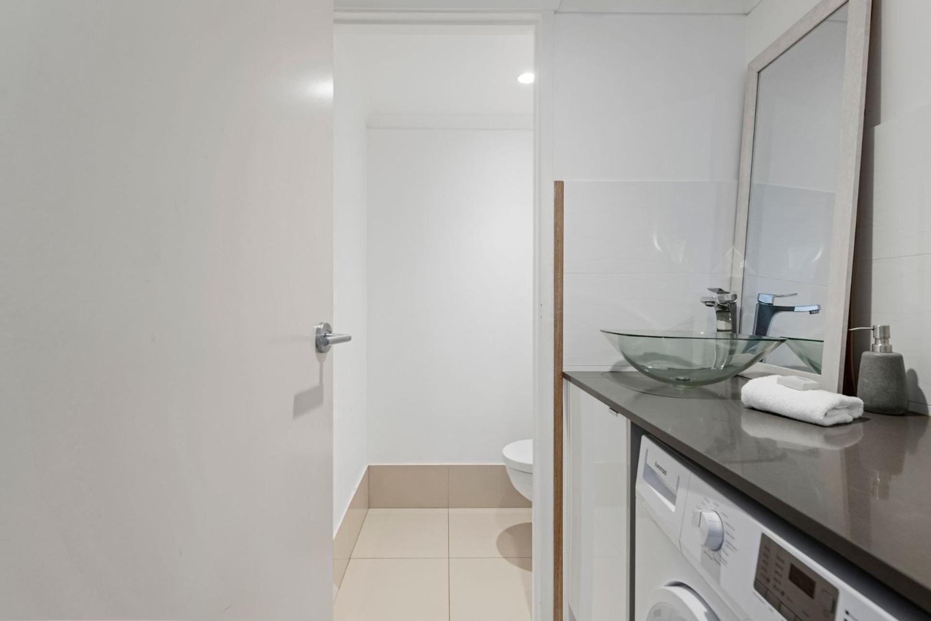 Ocean Views - Stylish 1 Bedroom In Surfers Paradise Apartment