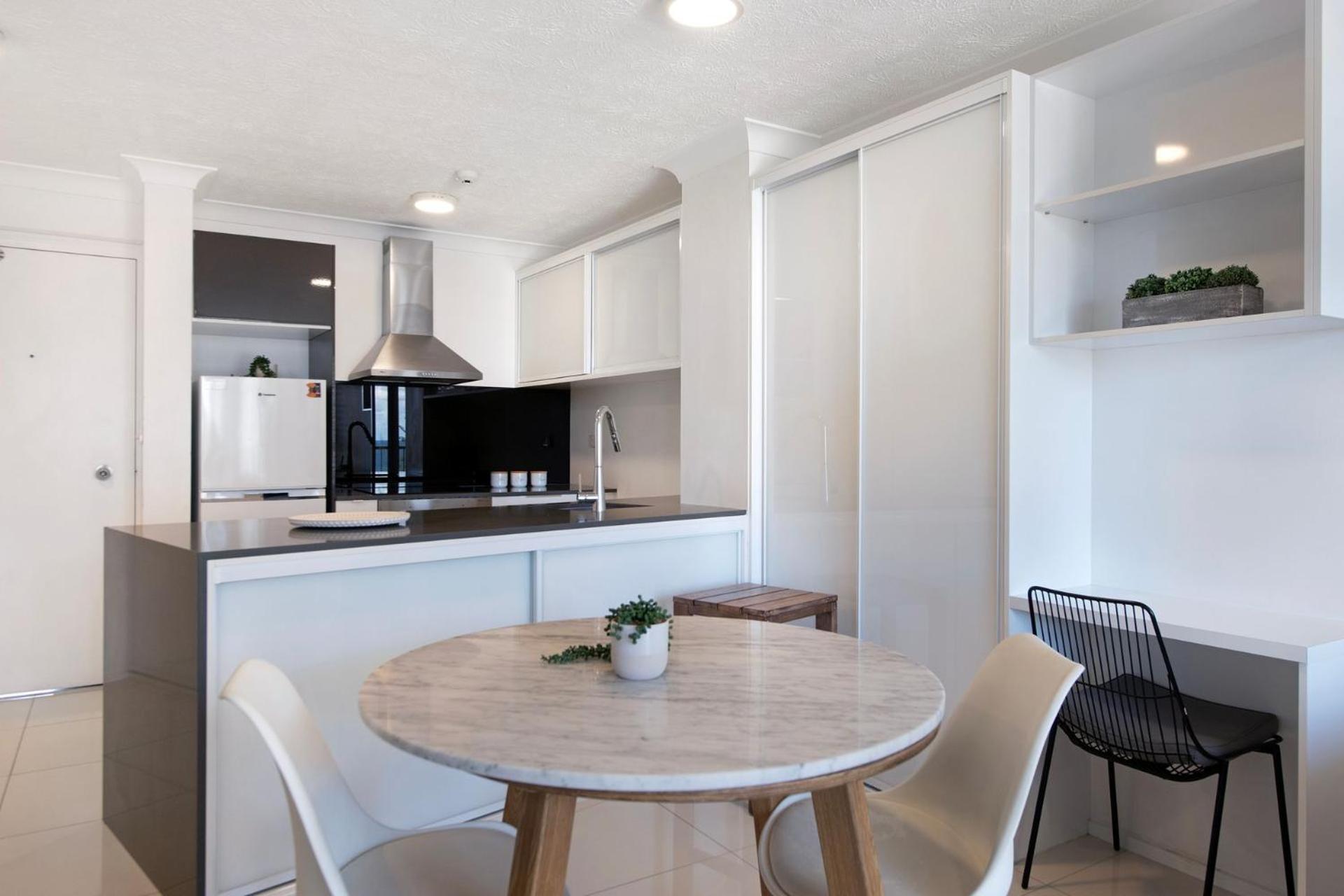 Ocean Views - Stylish 1 Bedroom In Surfers Paradise Apartment *