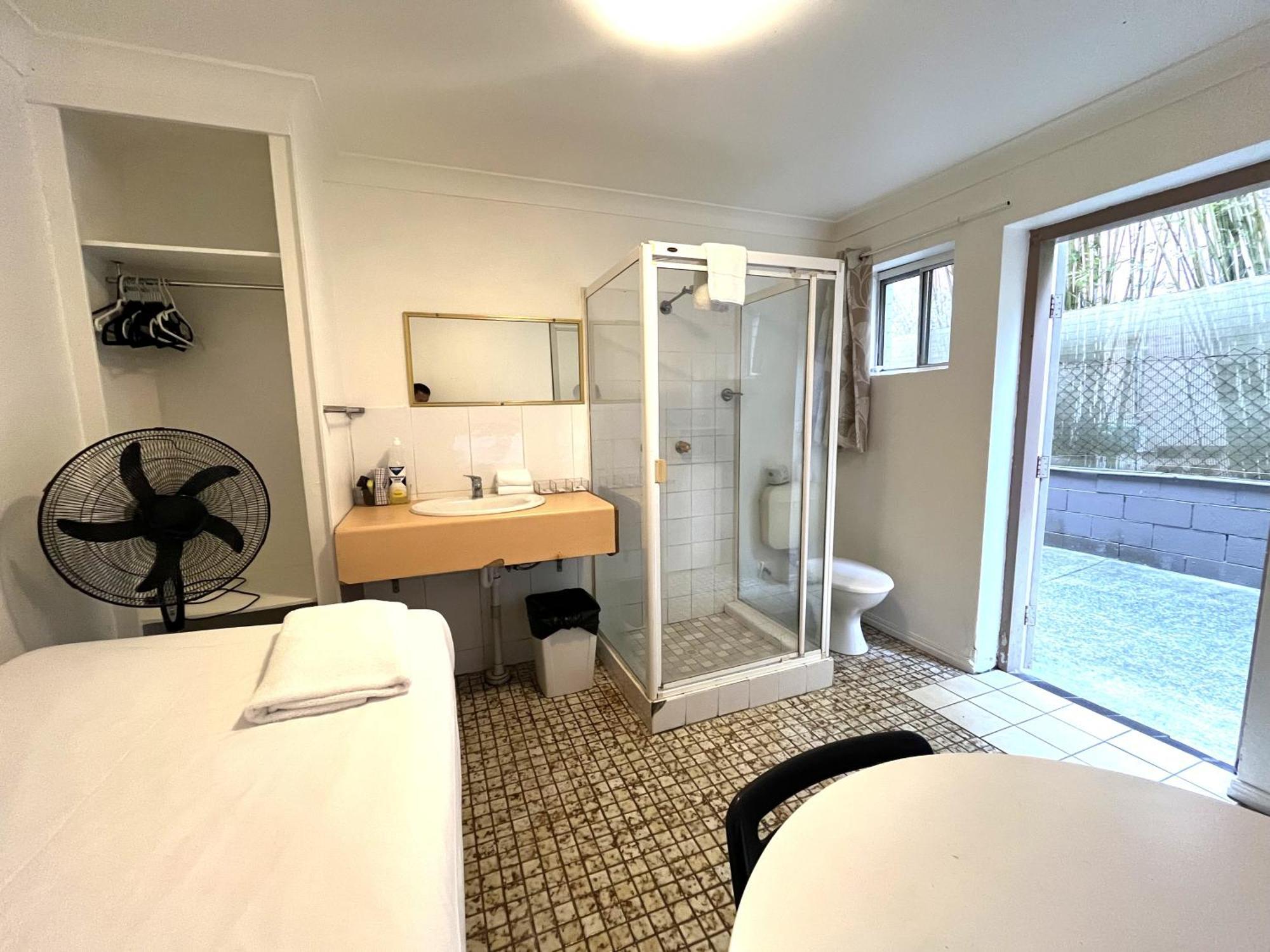 Browns Broadbeach Motel